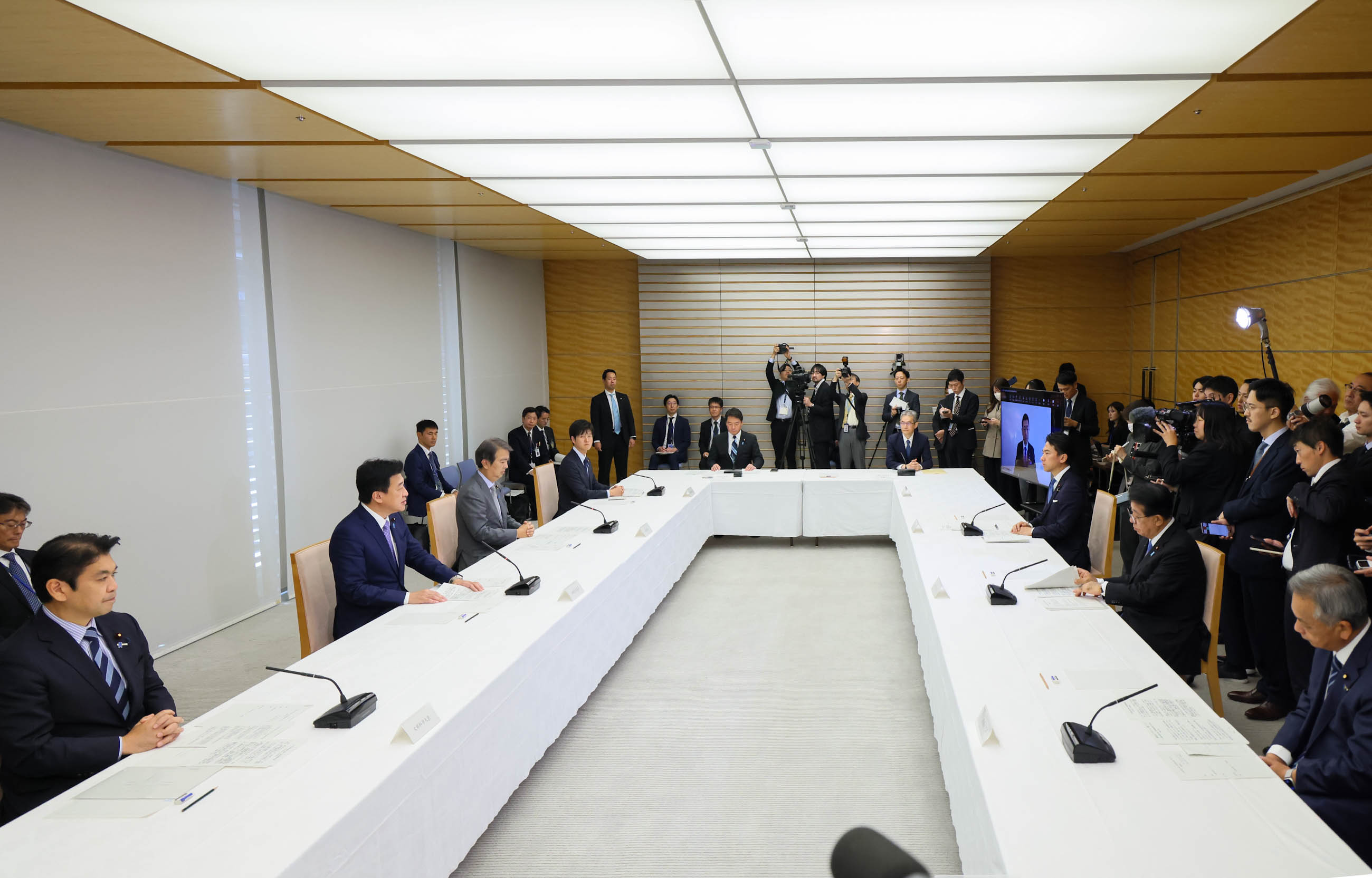 会議のまとめを行う木原官房長官４