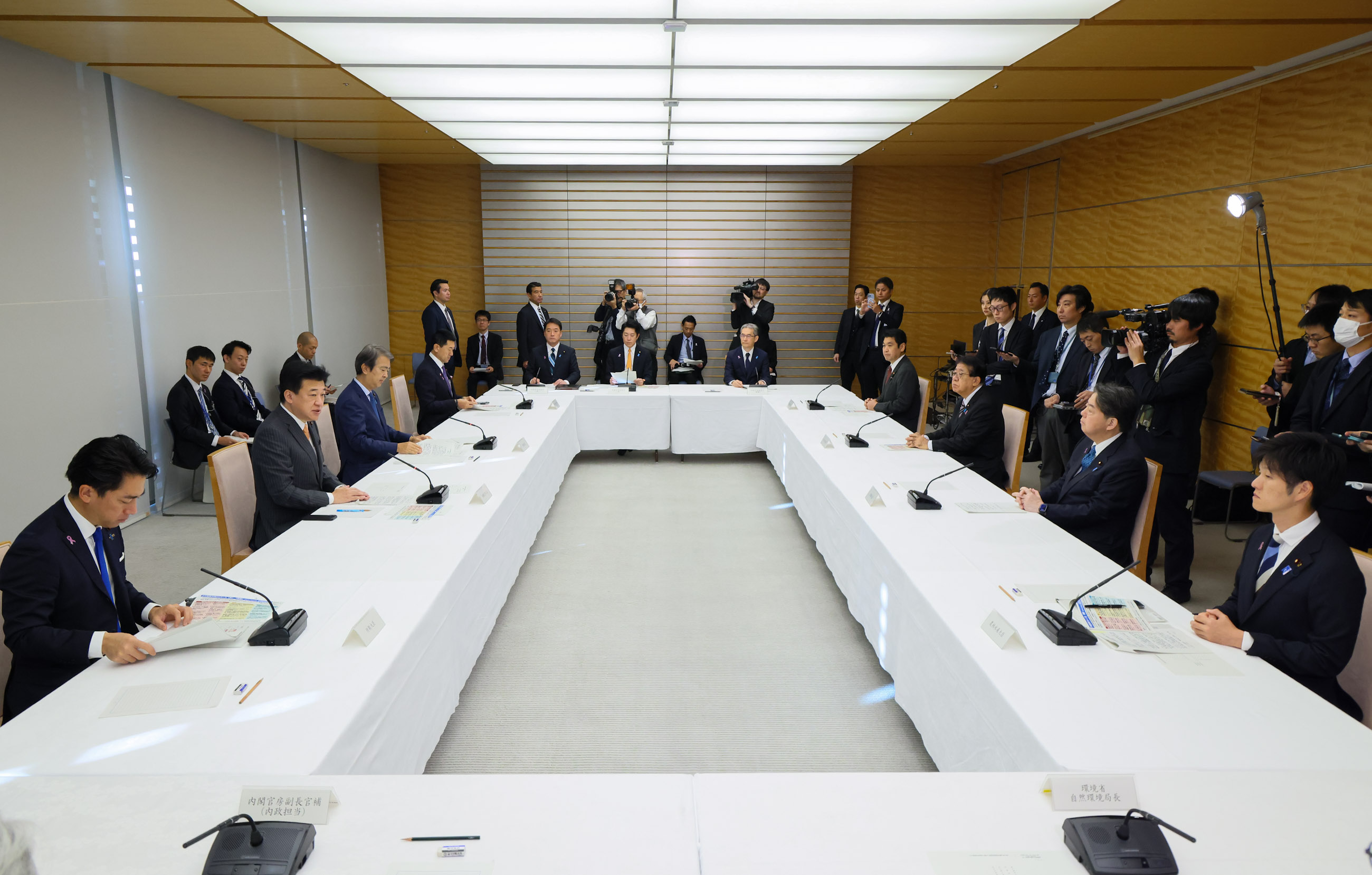 会議のまとめを行う木原官房長官３