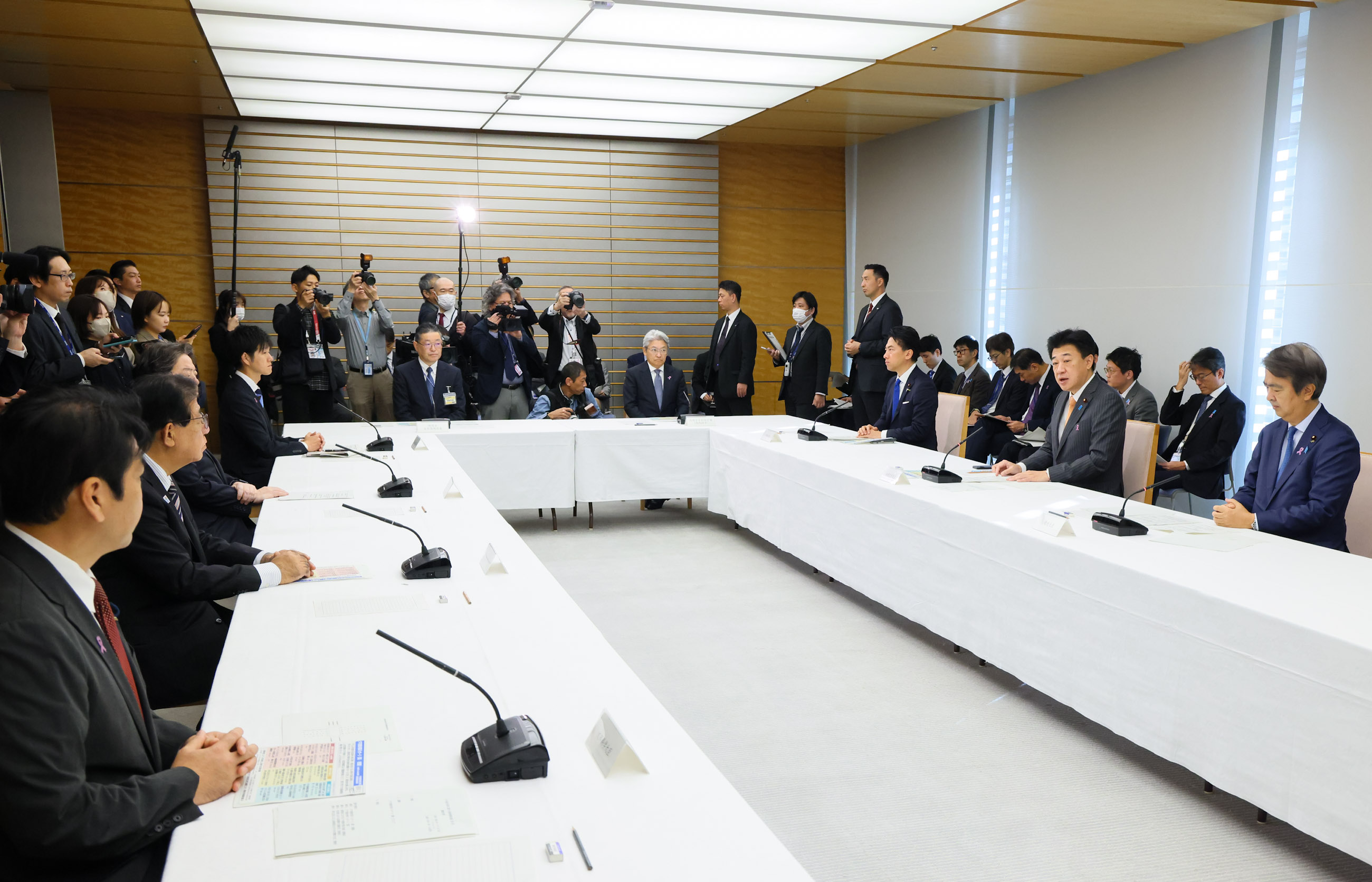 会議のまとめを行う木原官房長官４