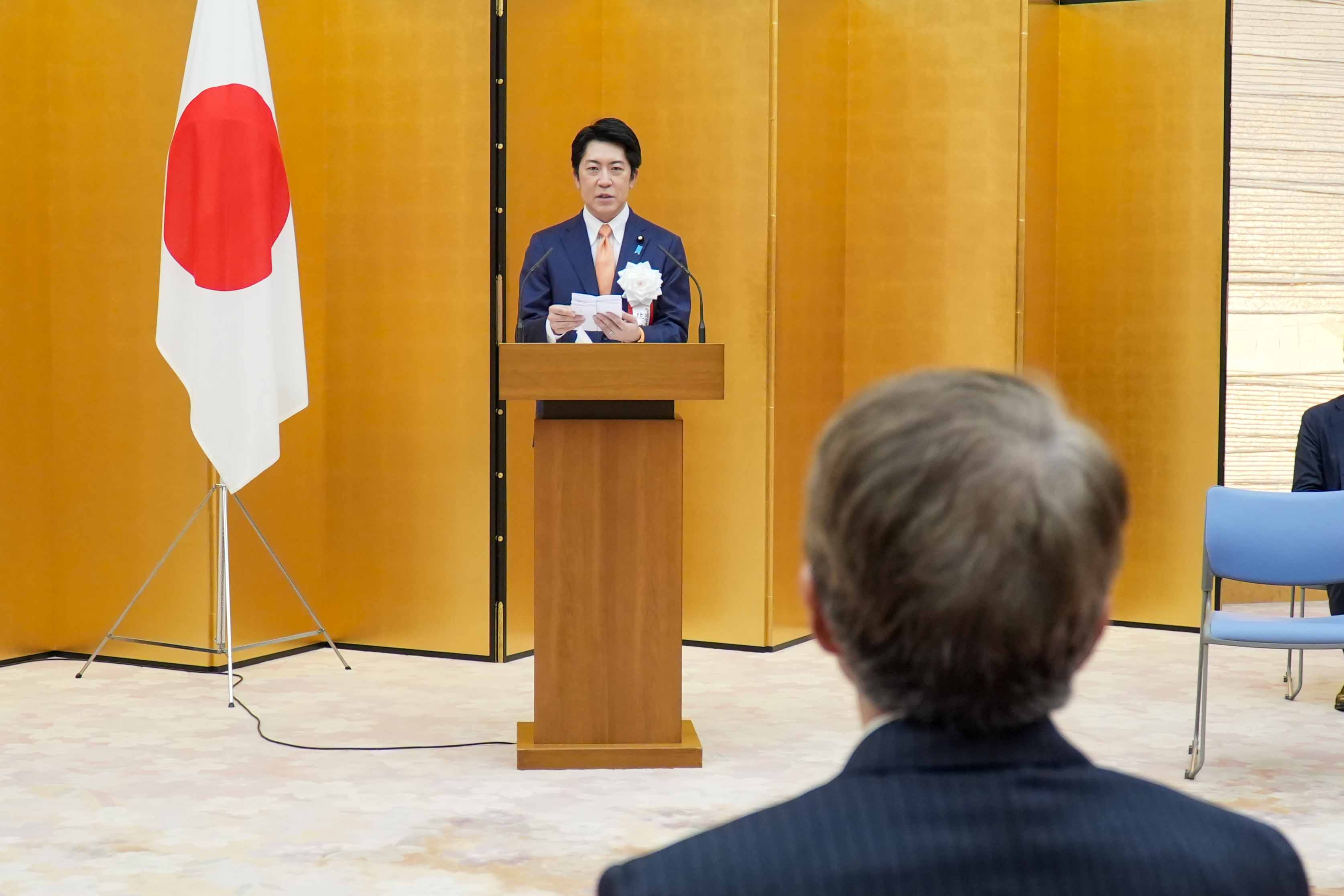 内閣総理大臣式辞を代読する佐藤官房副長官２