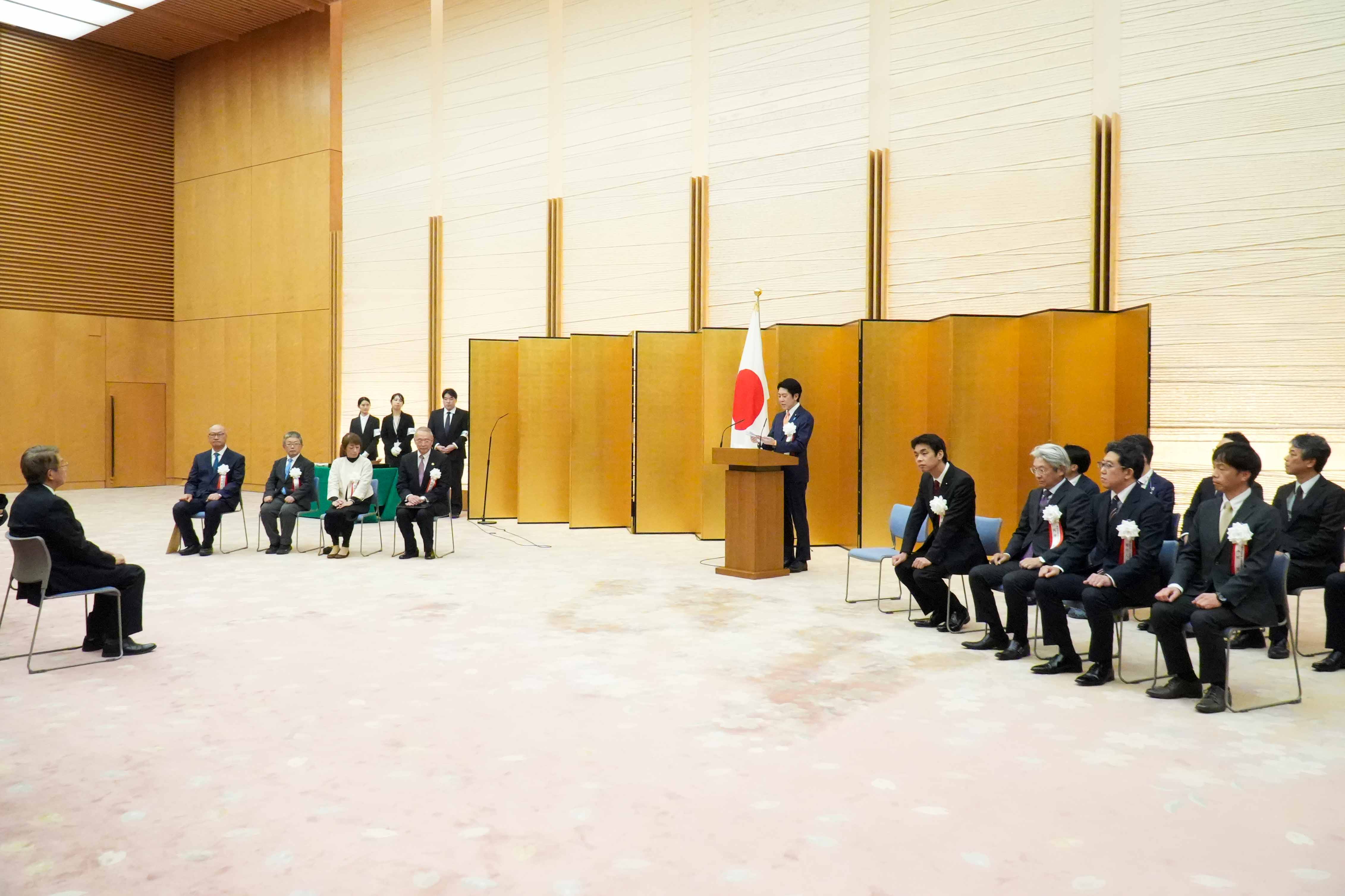 内閣総理大臣式辞を代読する佐藤官房副長官３