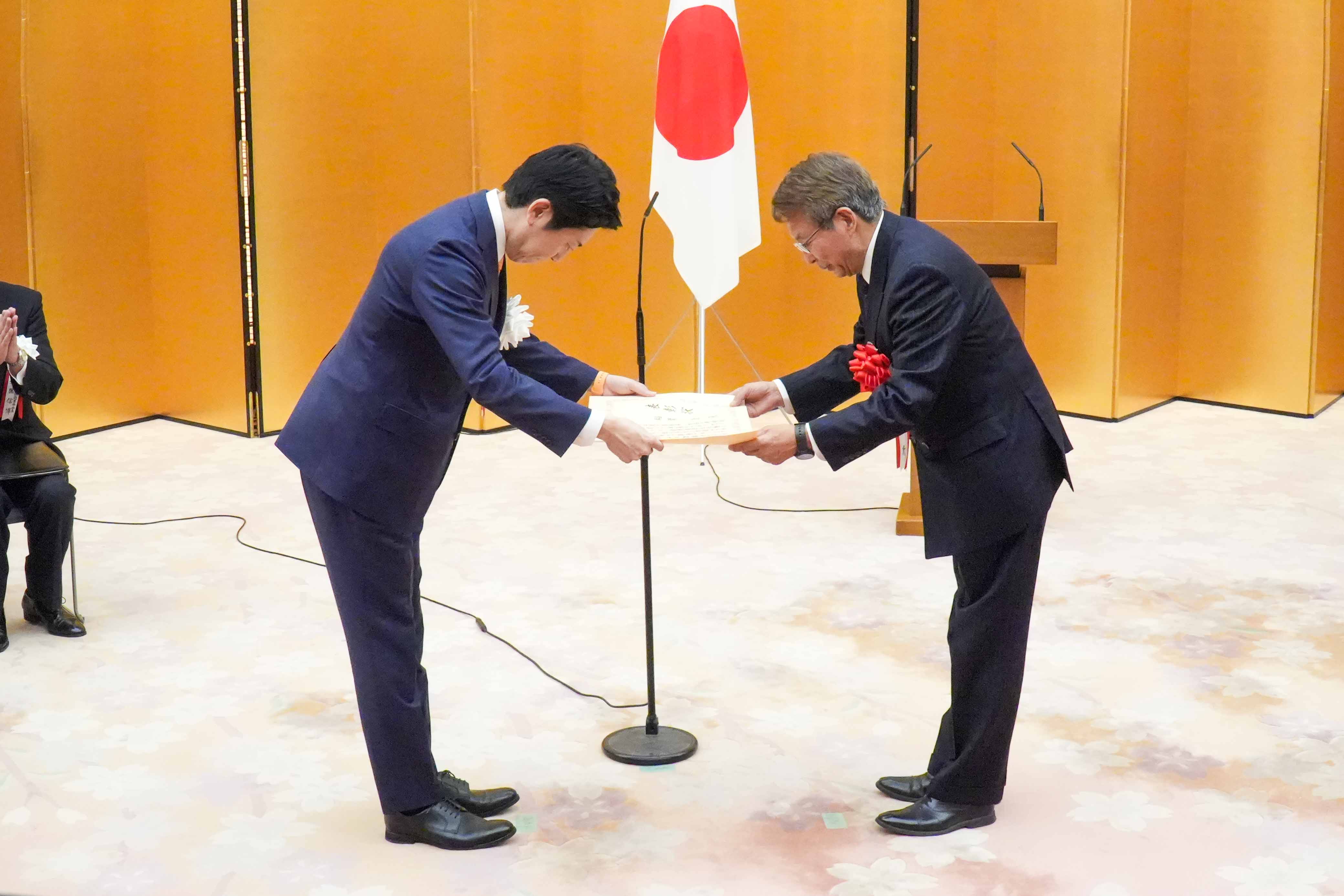 賞を授与する佐藤官房副長官１