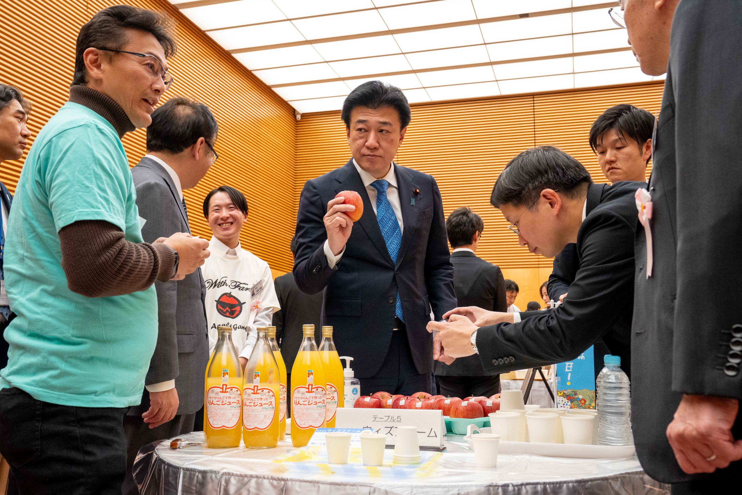 交流する木原官房長官５