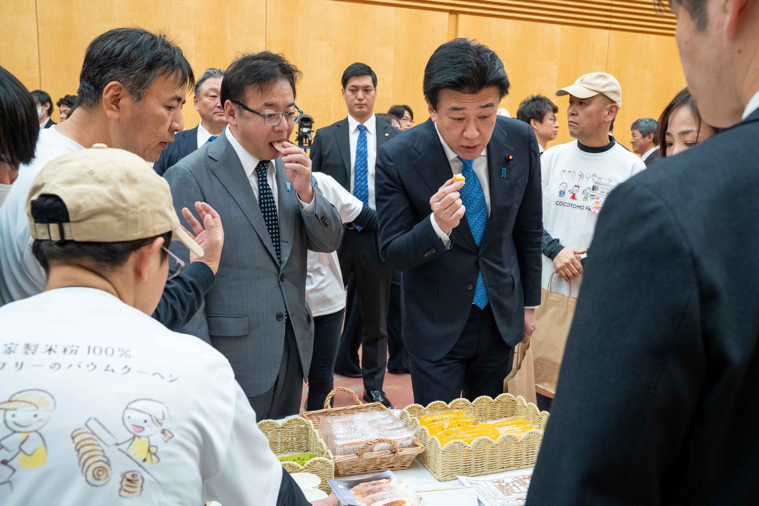 交流する木原官房長官３
