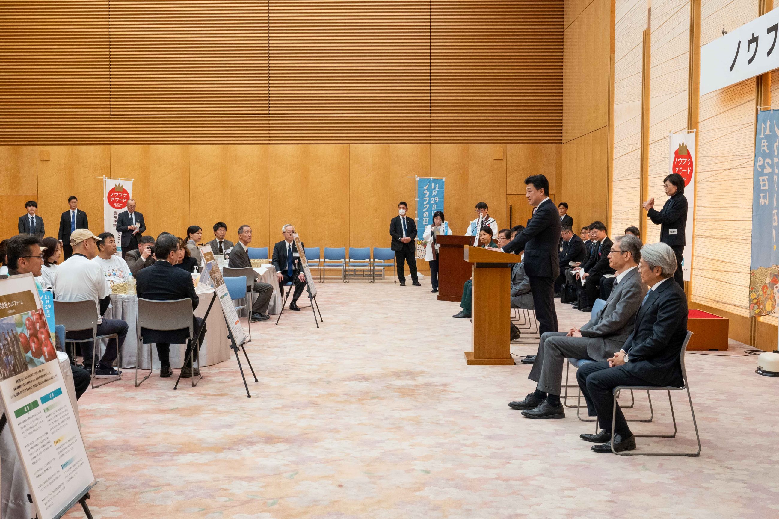 挨拶する木原官房長官４