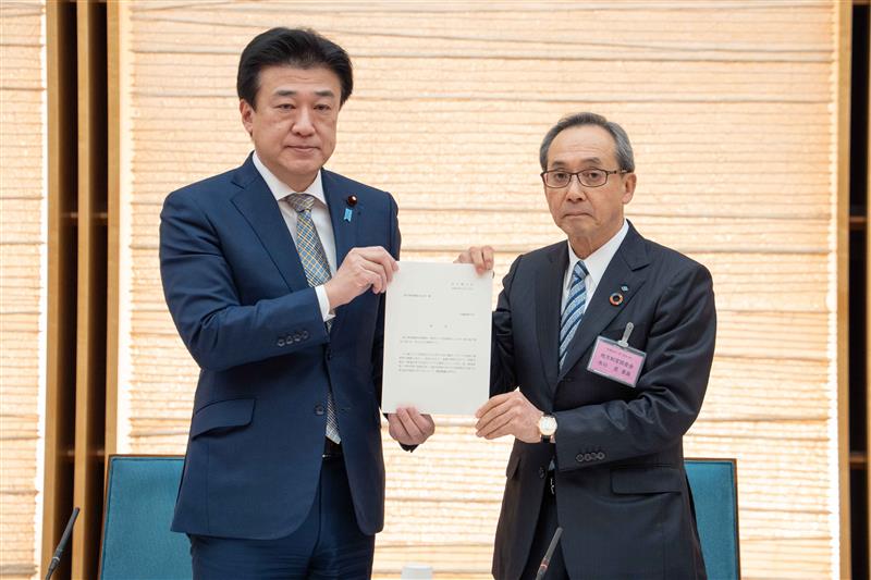 諮問文を手交する木原官房長官１