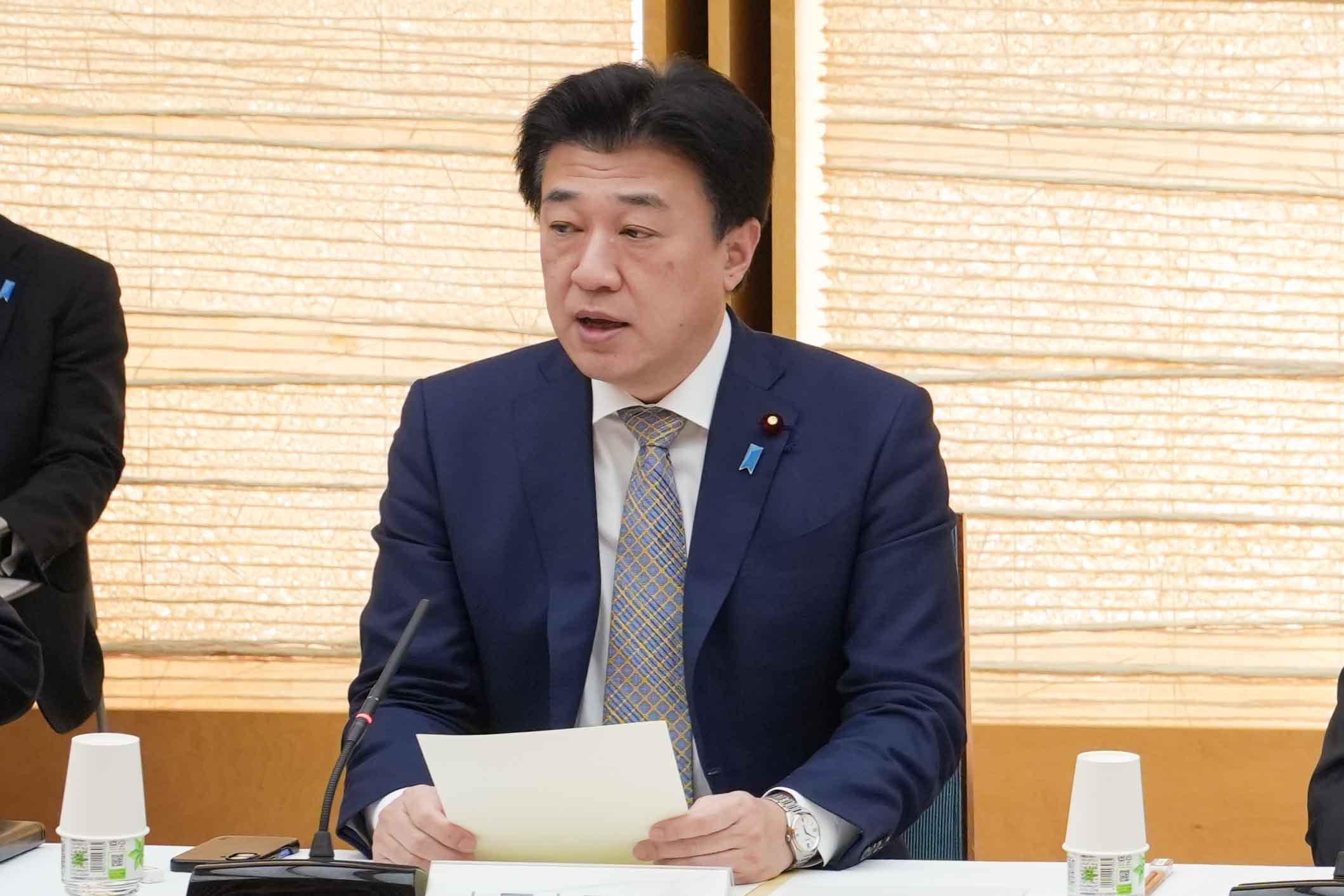 諮問文を読み上げる木原官房長官１