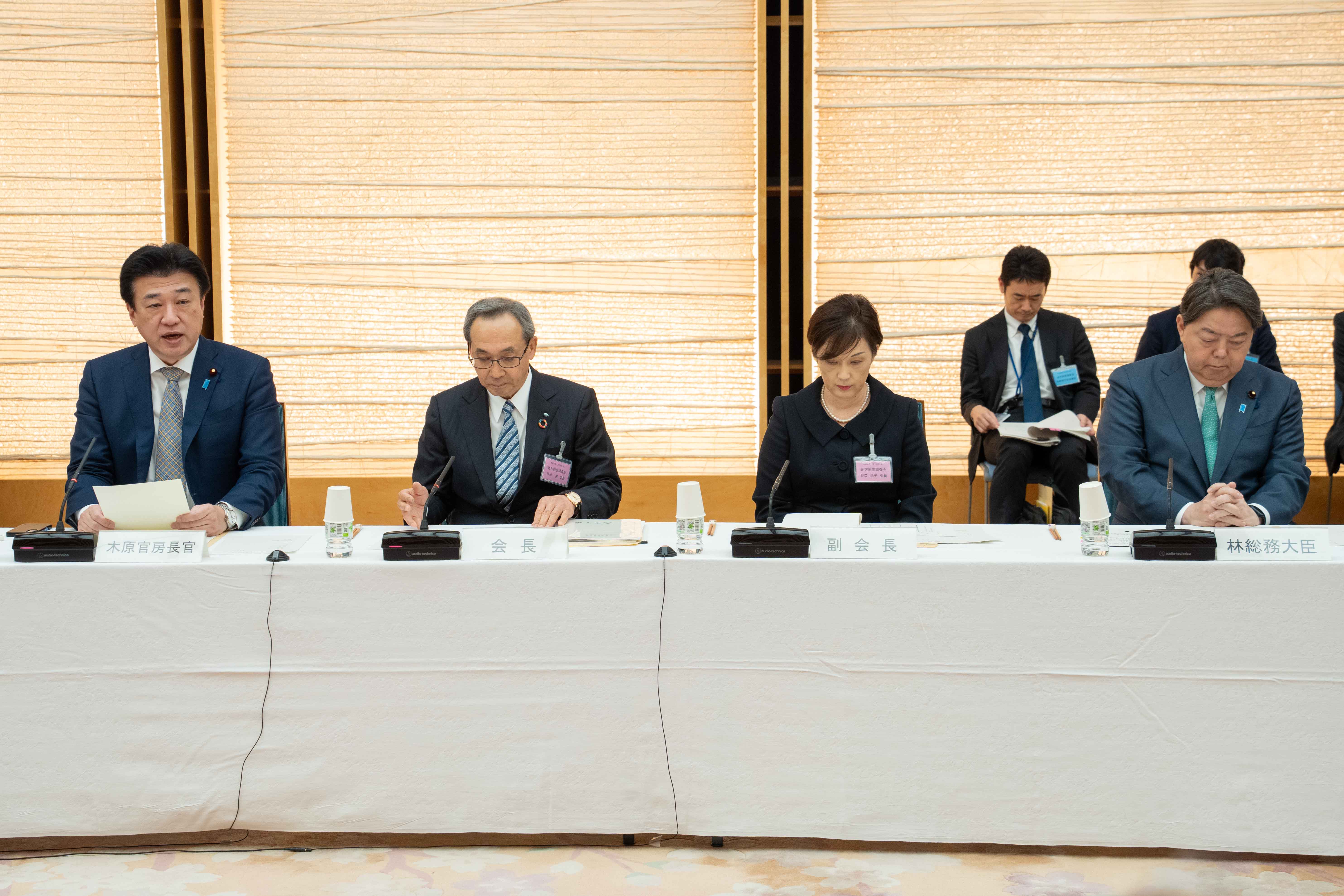 諮問文を読み上げる木原官房長官２