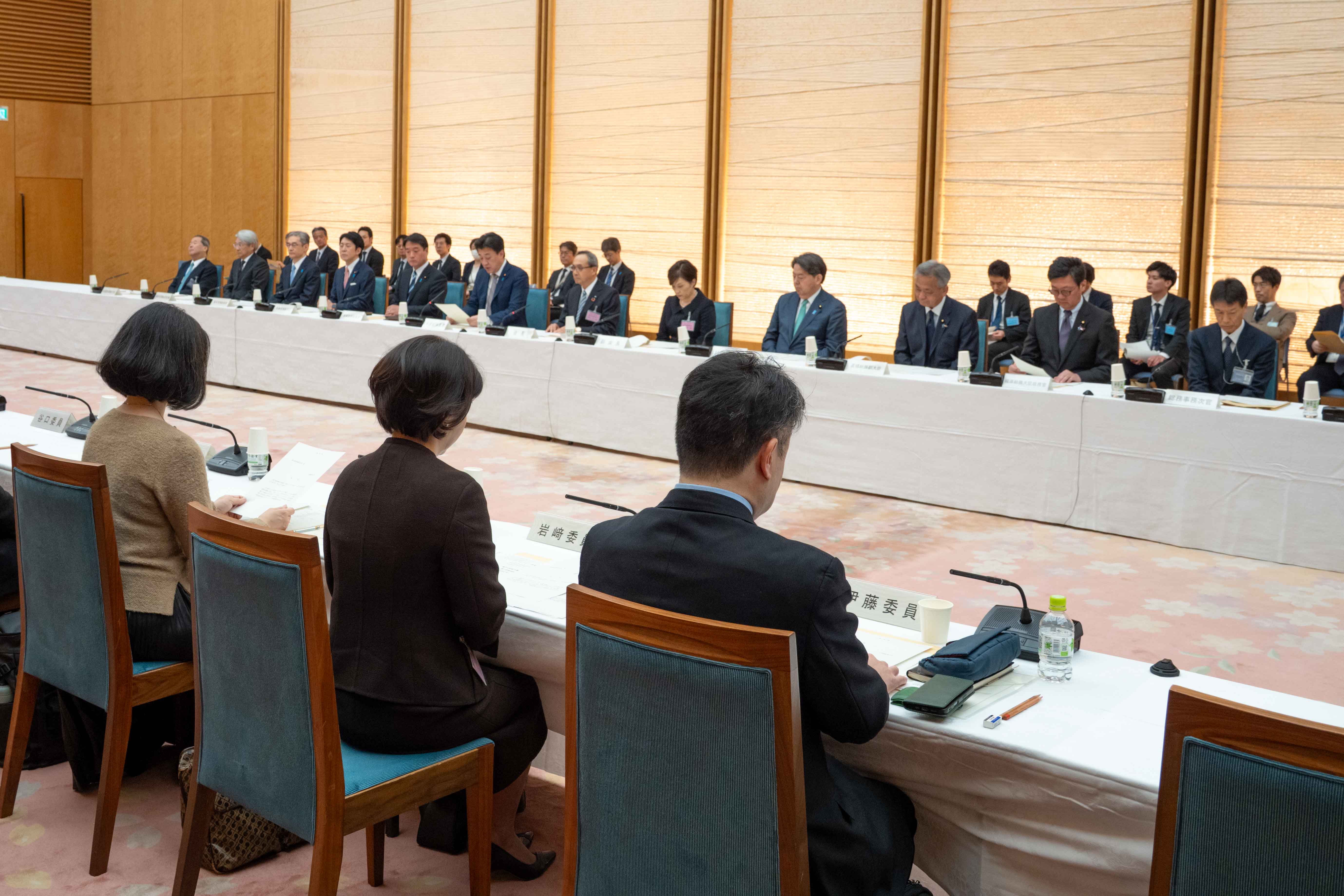 諮問文を読み上げる木原官房長官３