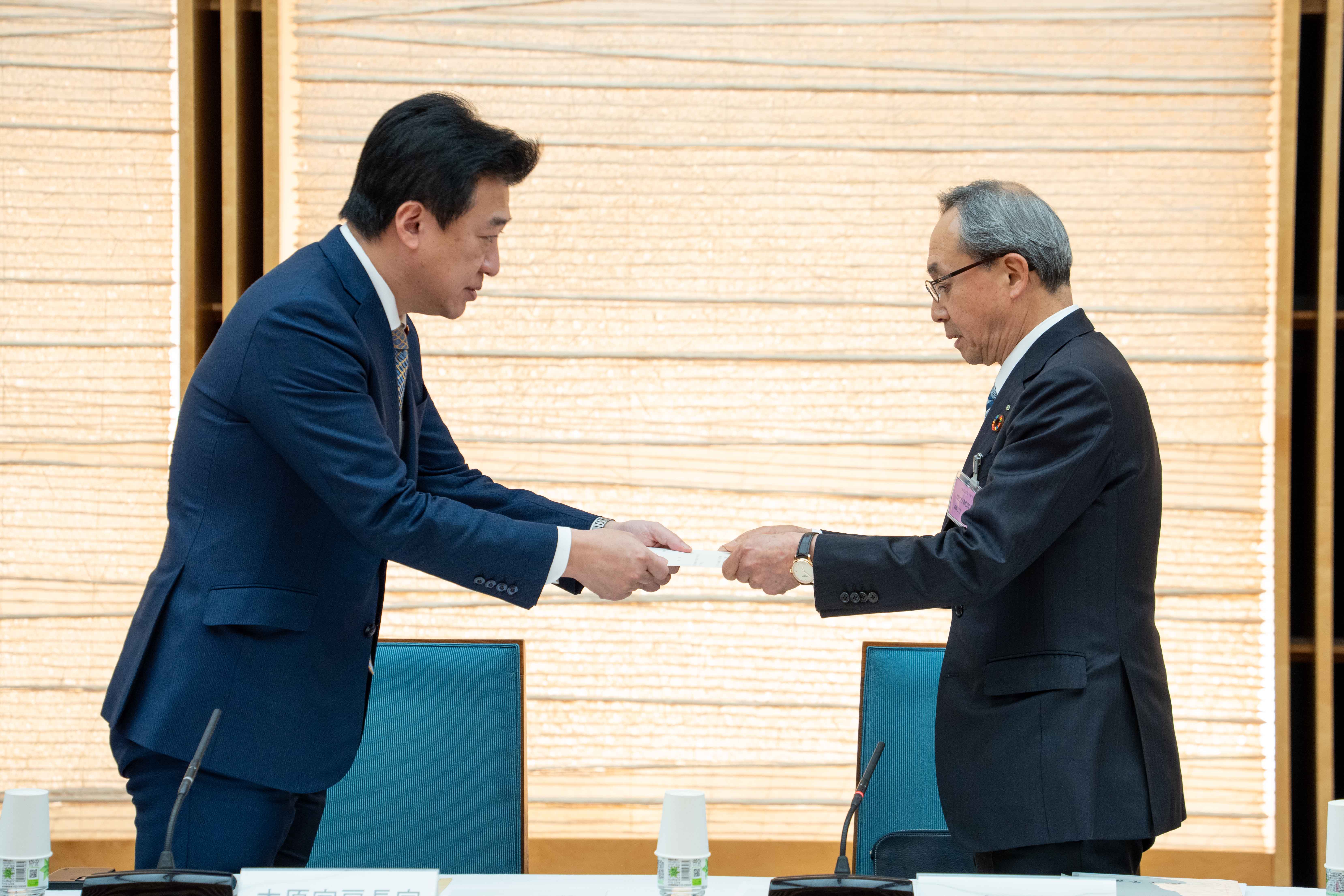 諮問文を手交する木原官房長官２