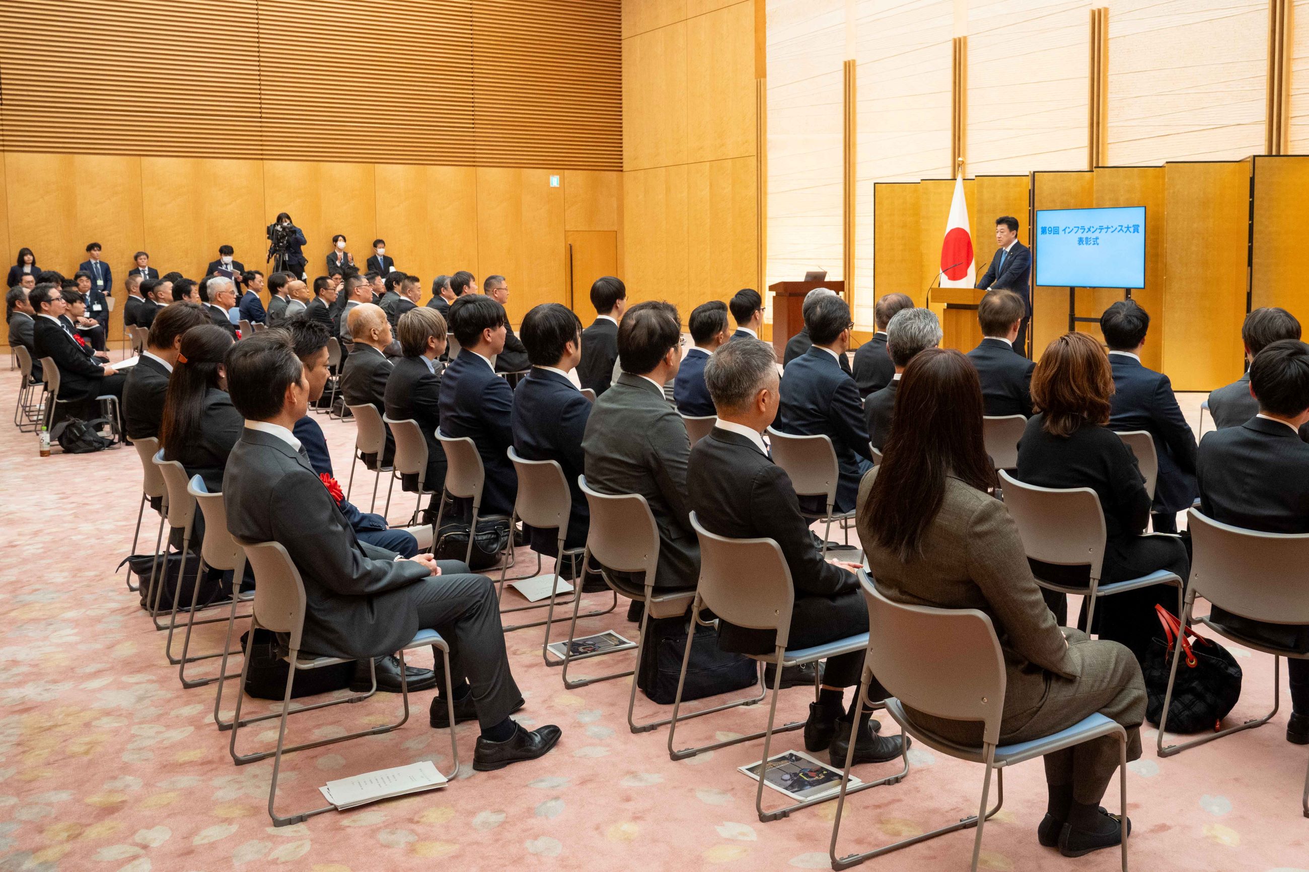 挨拶する木原官房長官３