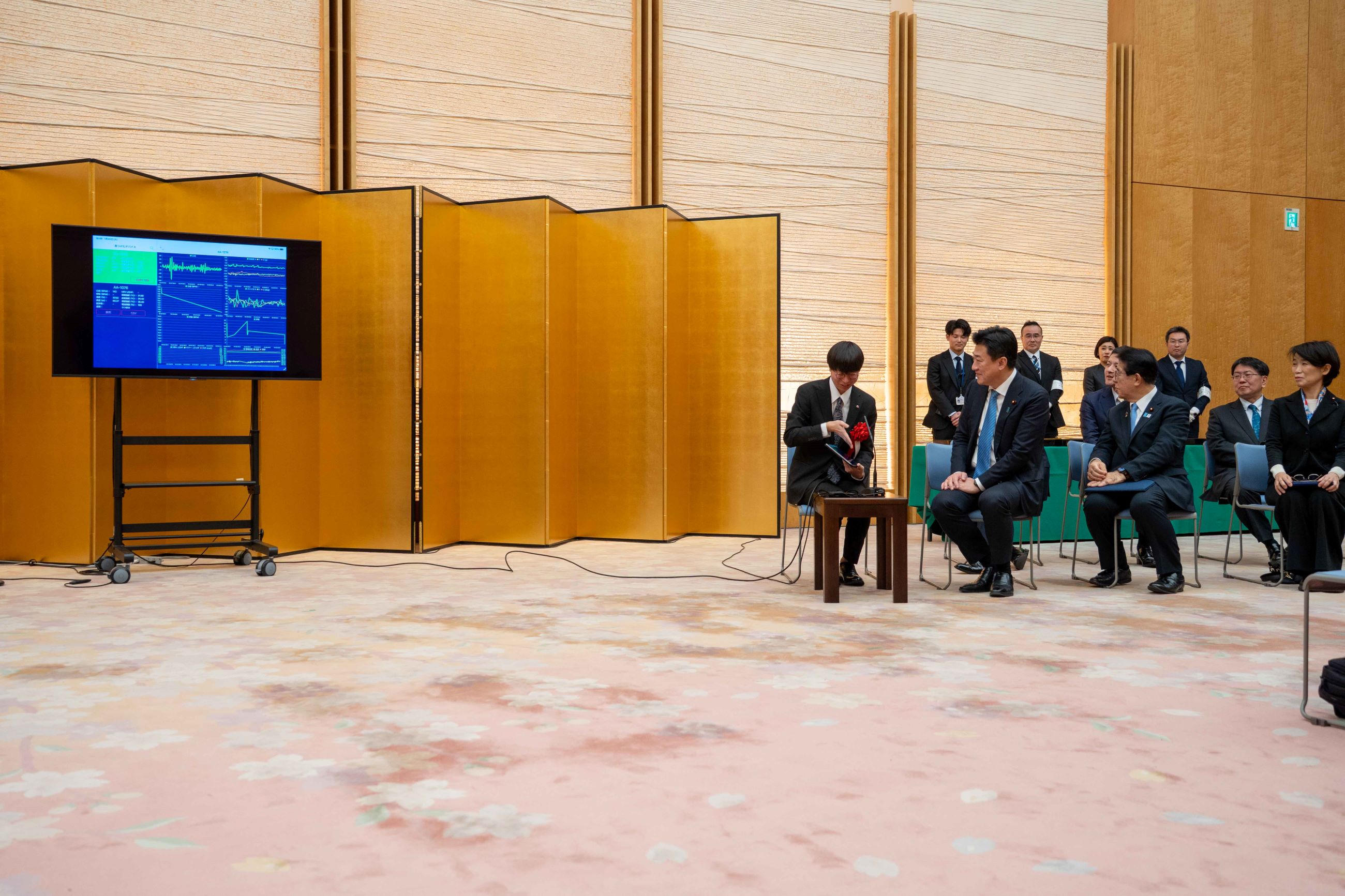 説明を聞く木原官房長官２