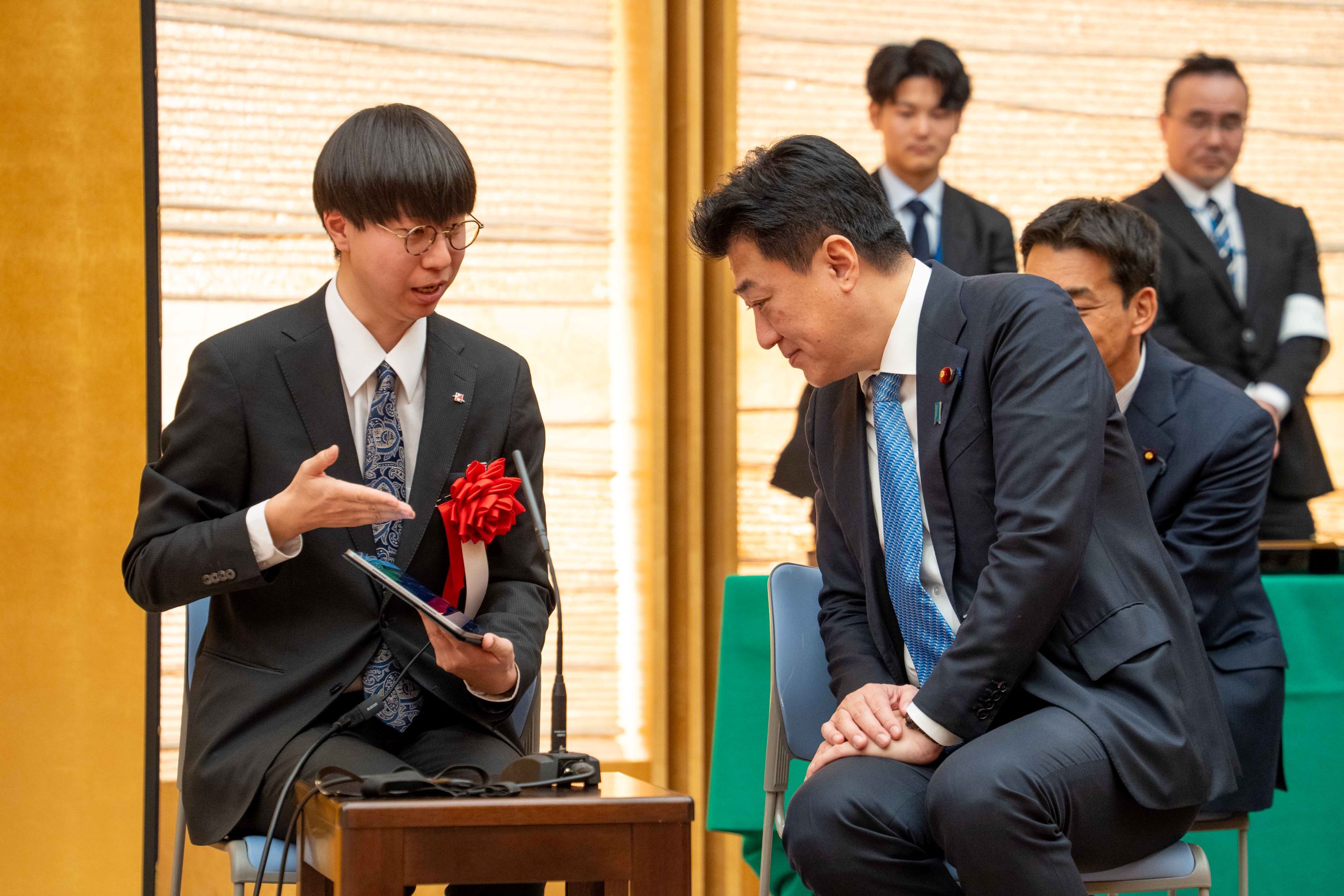 説明を聞く木原官房長官３