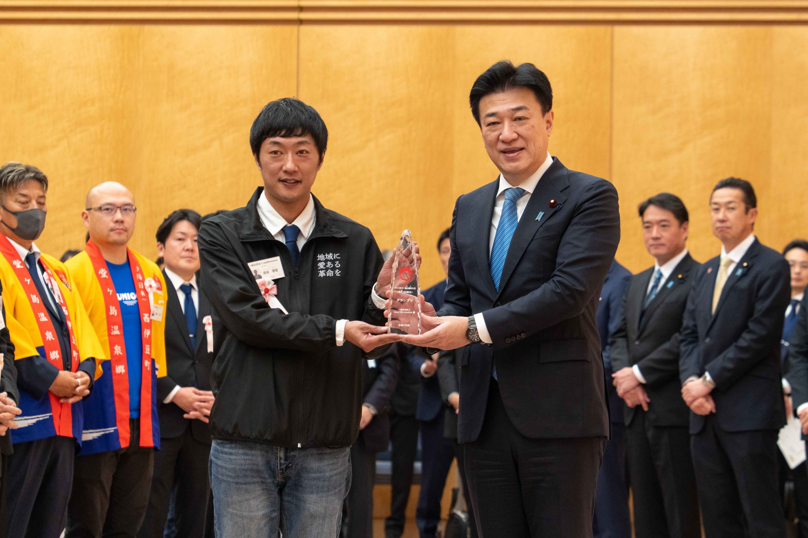 盾を授与する木原官房長官２