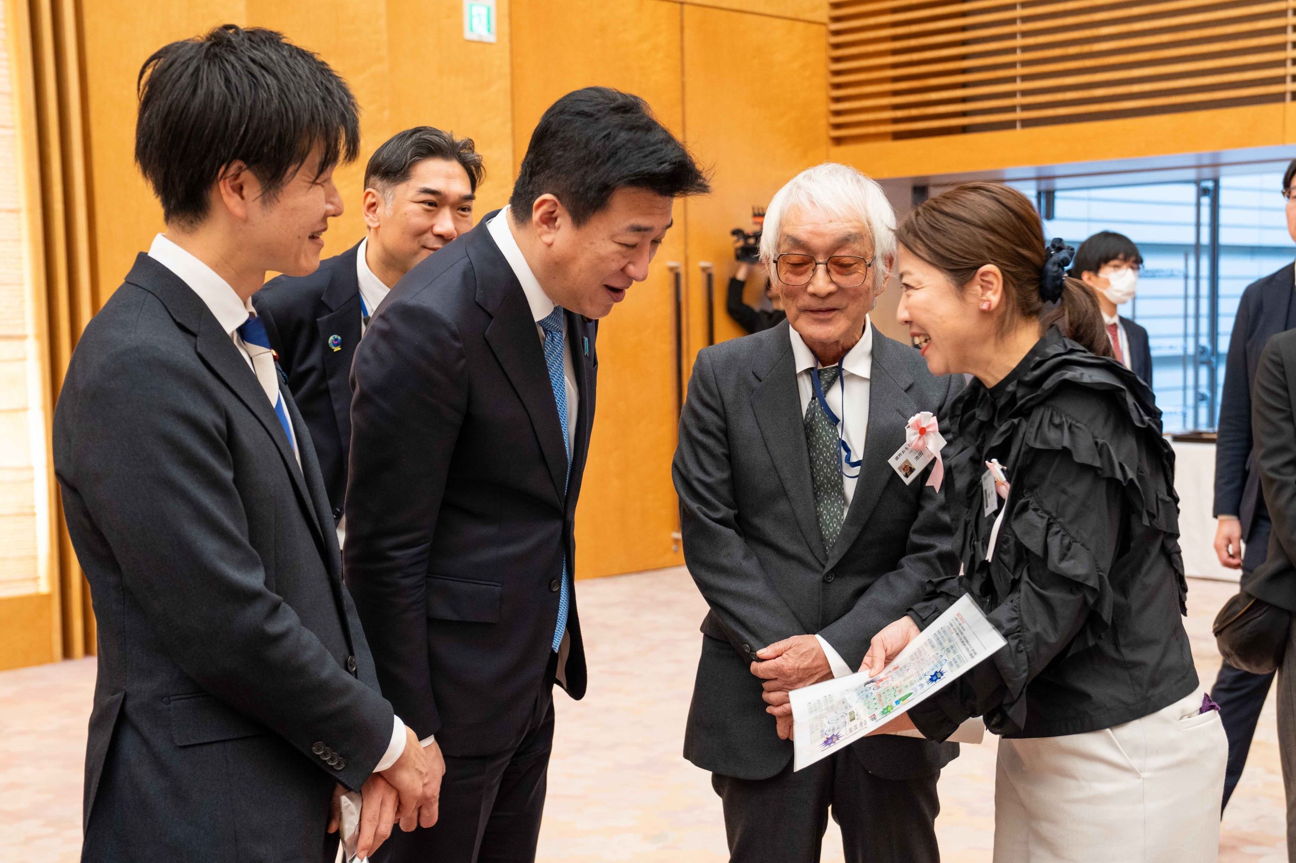 受賞者と交流する木原官房長官５