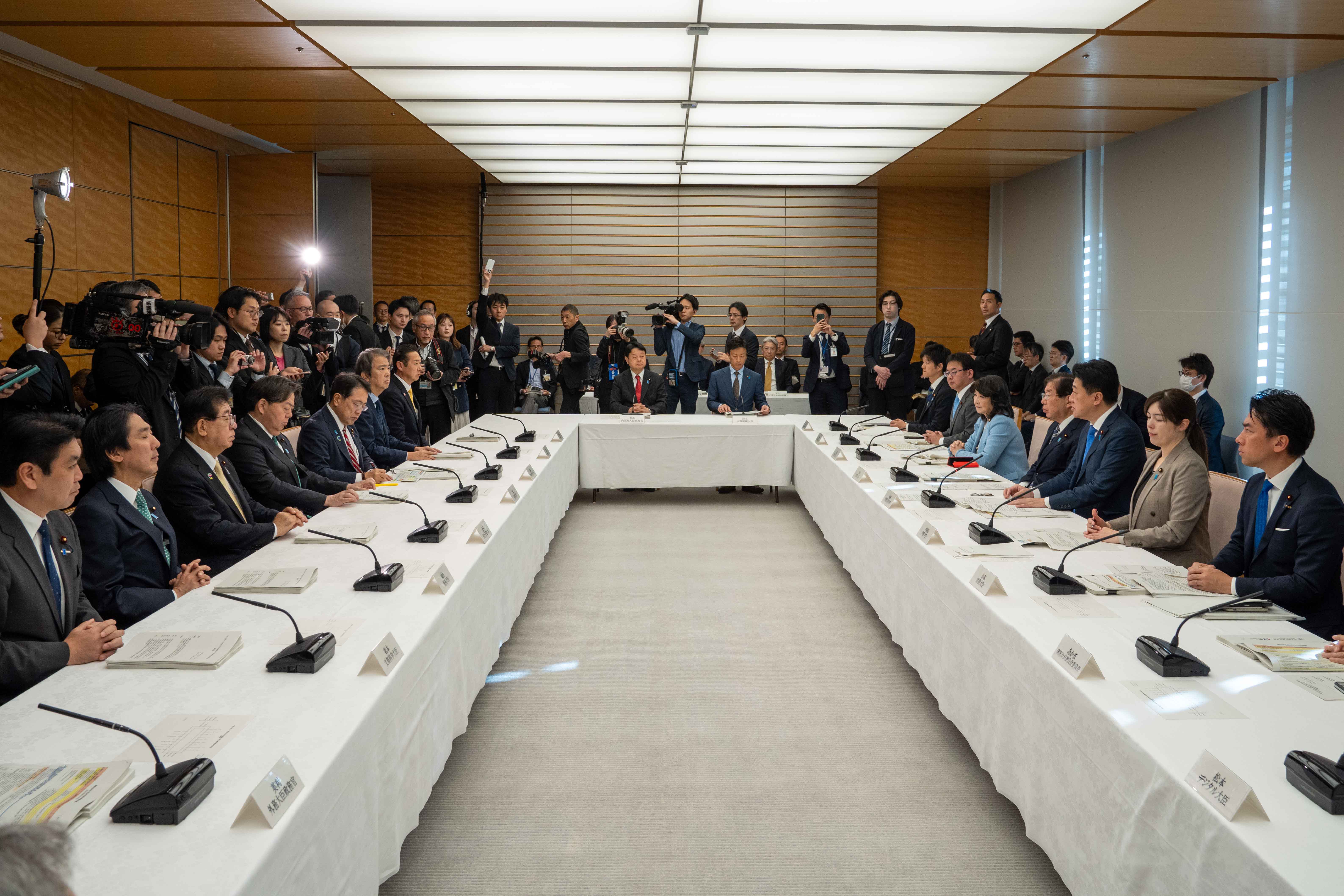 会議のまとめを行う木原官房長官３