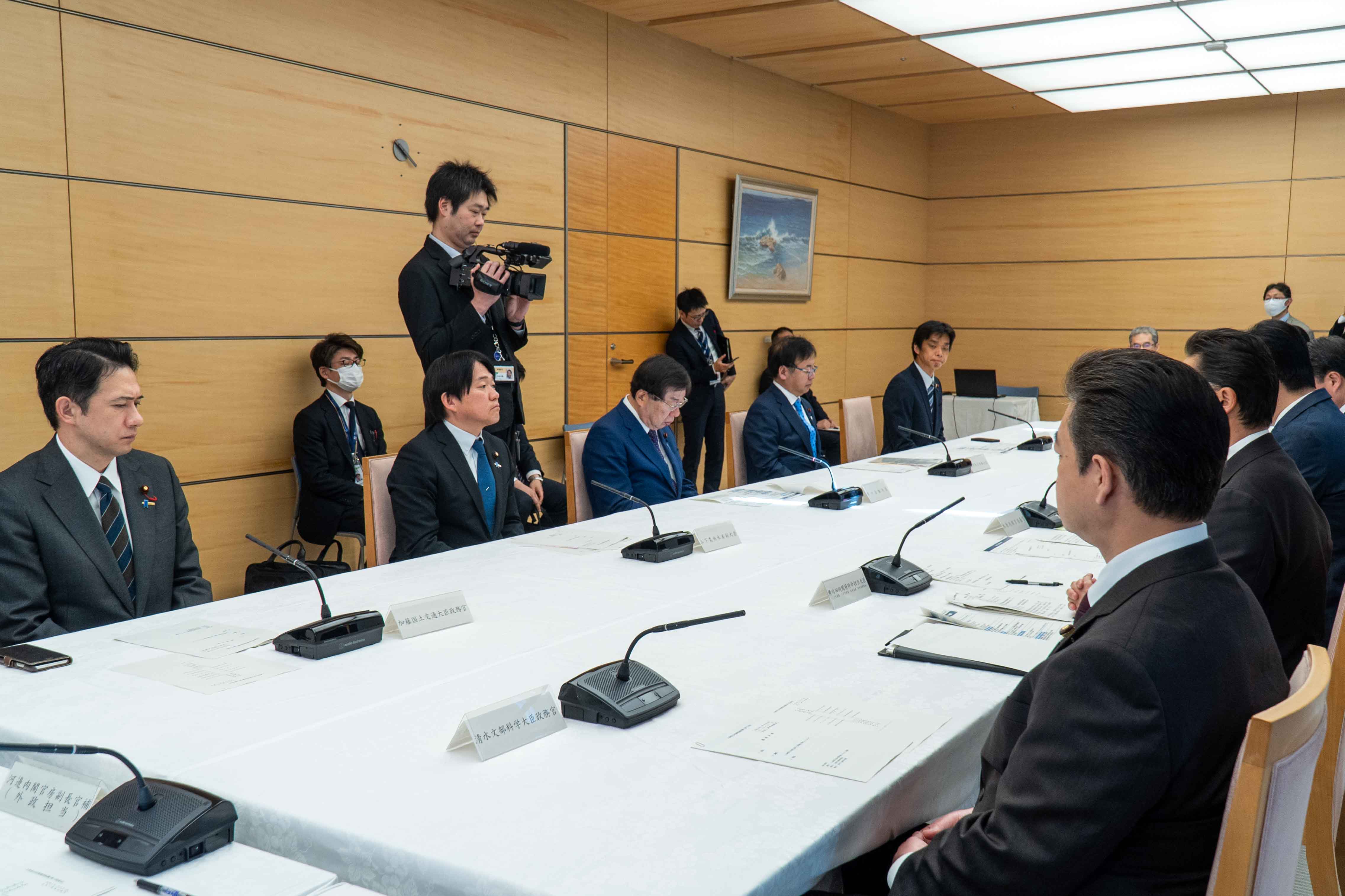 会議のまとめを行う木原官房長官４