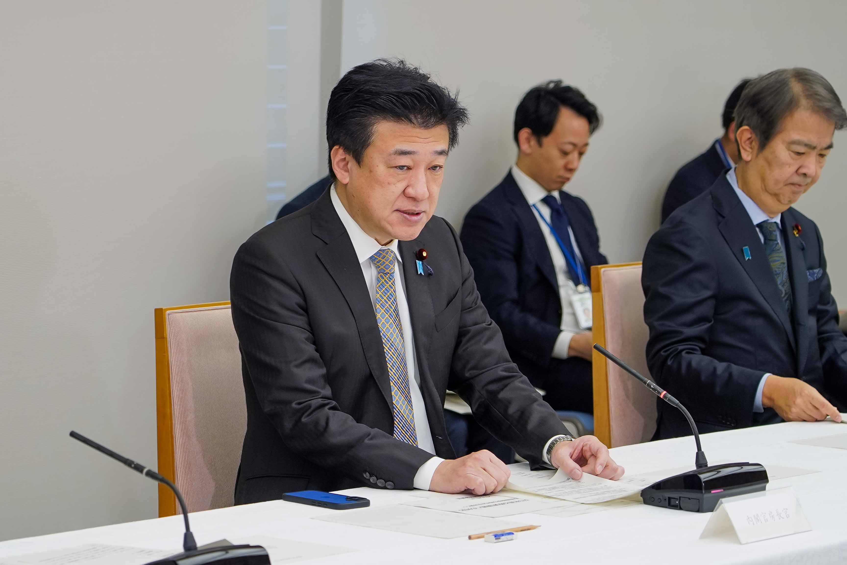 挨拶する木原官房長官２