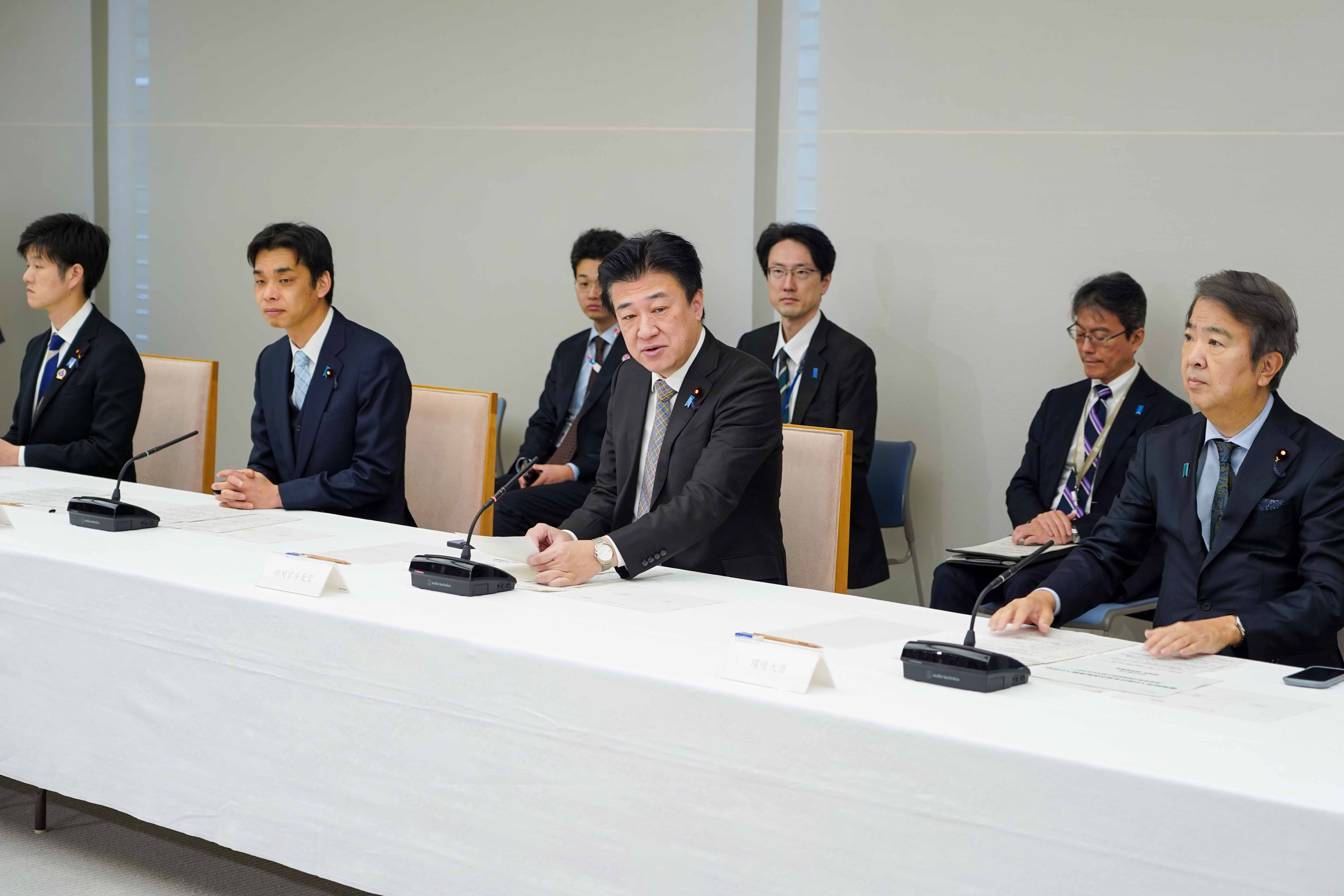 挨拶する木原官房長官３