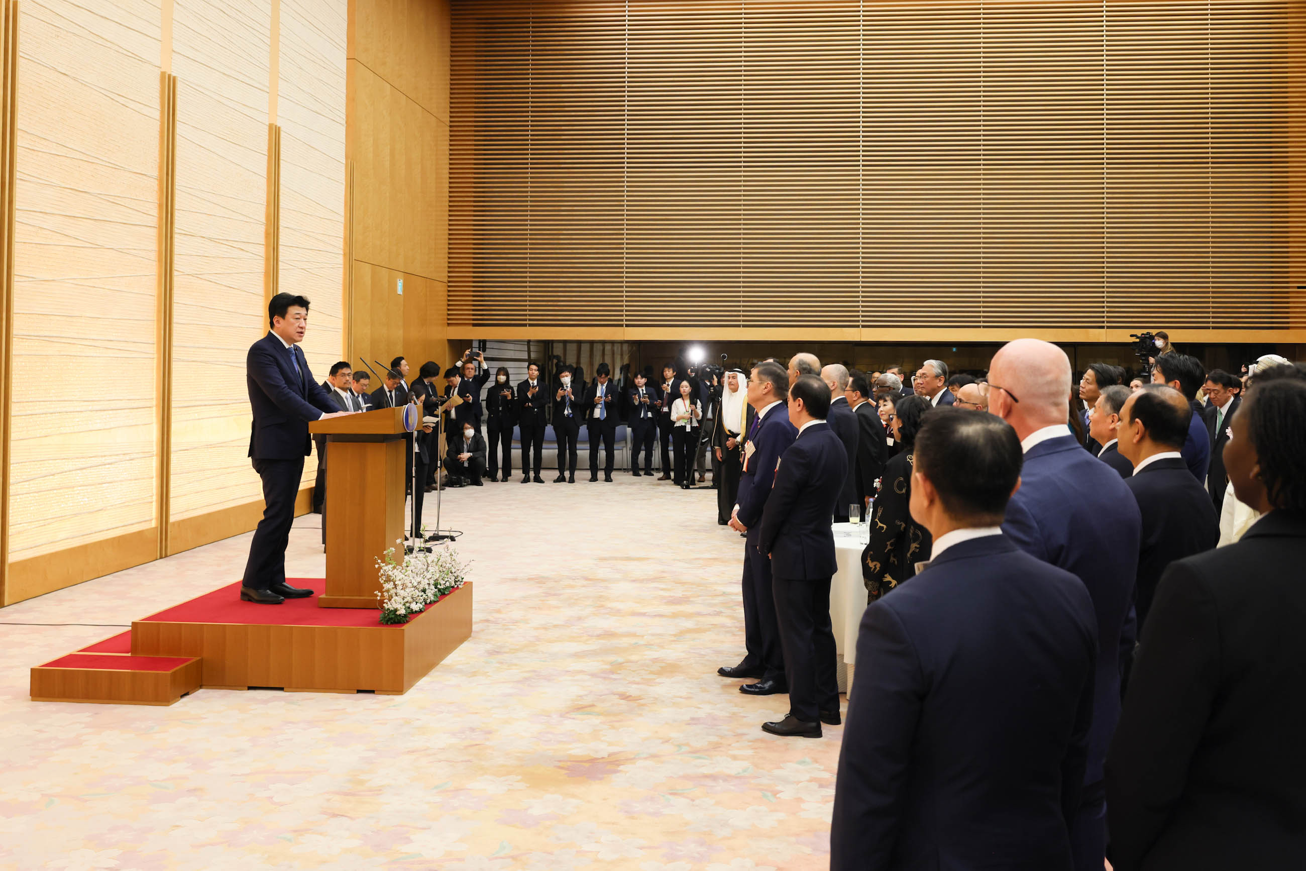 挨拶する木原官房長官４