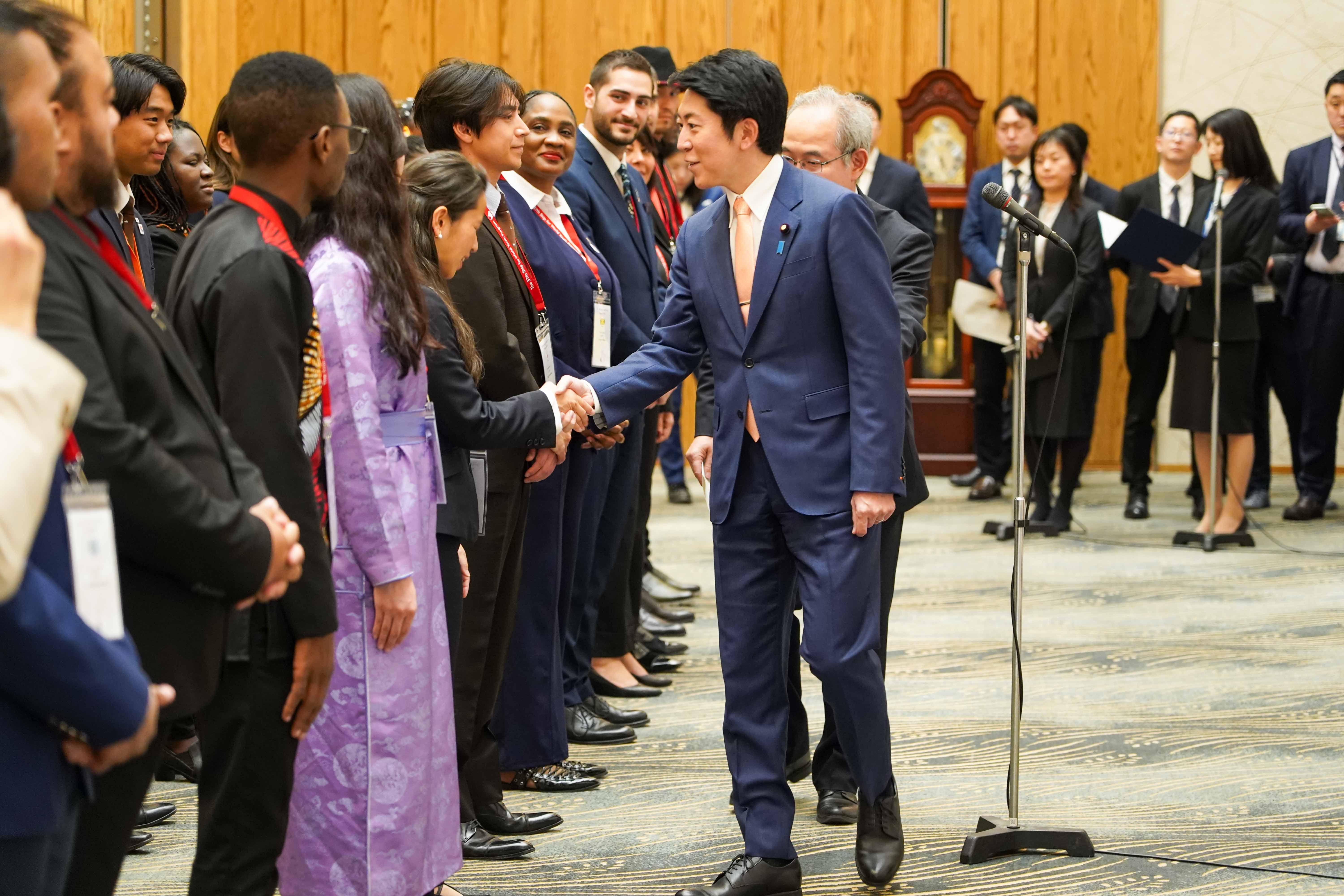 表敬を受ける佐藤内閣官房副長官１