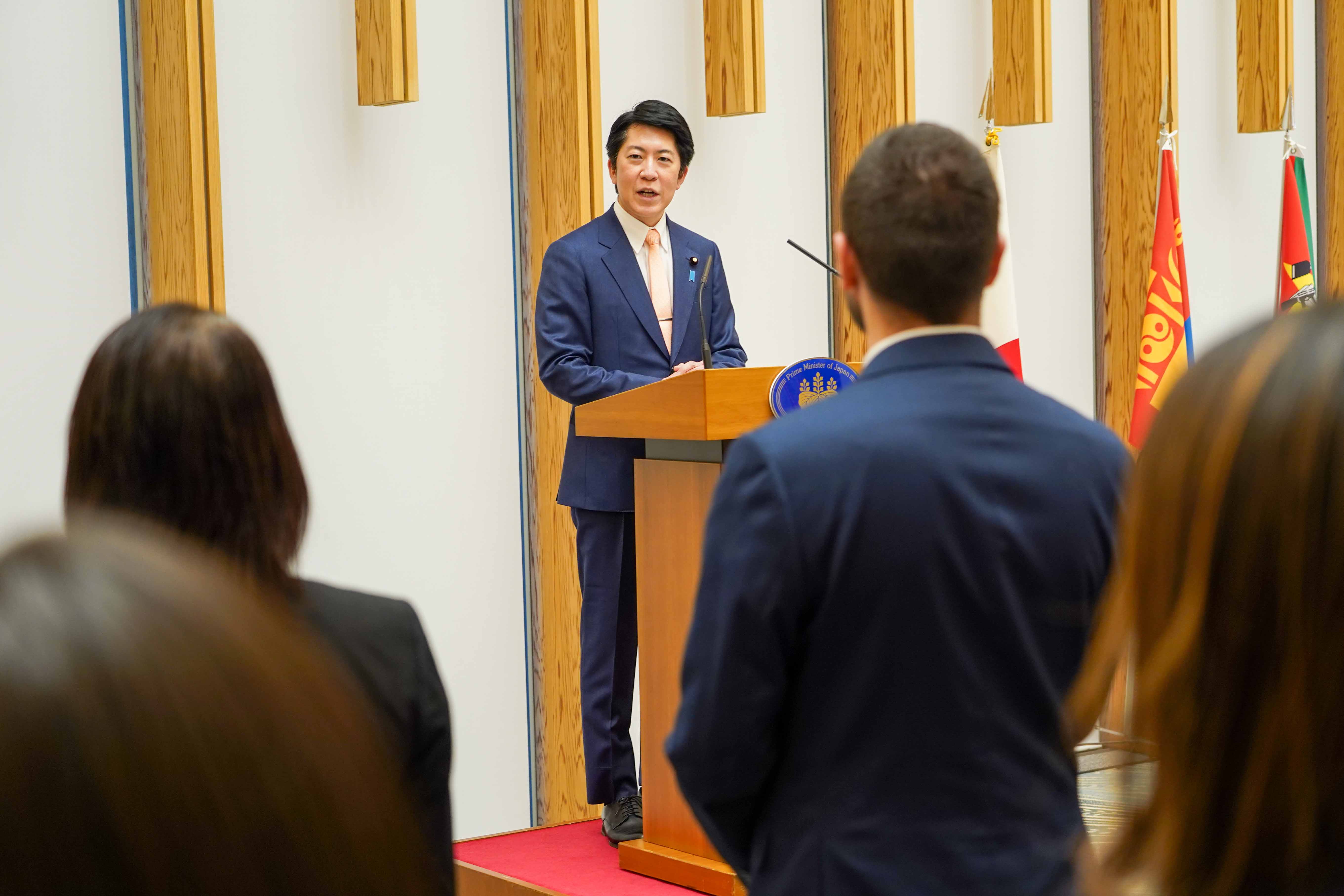 表敬を受ける佐藤内閣官房副長官２