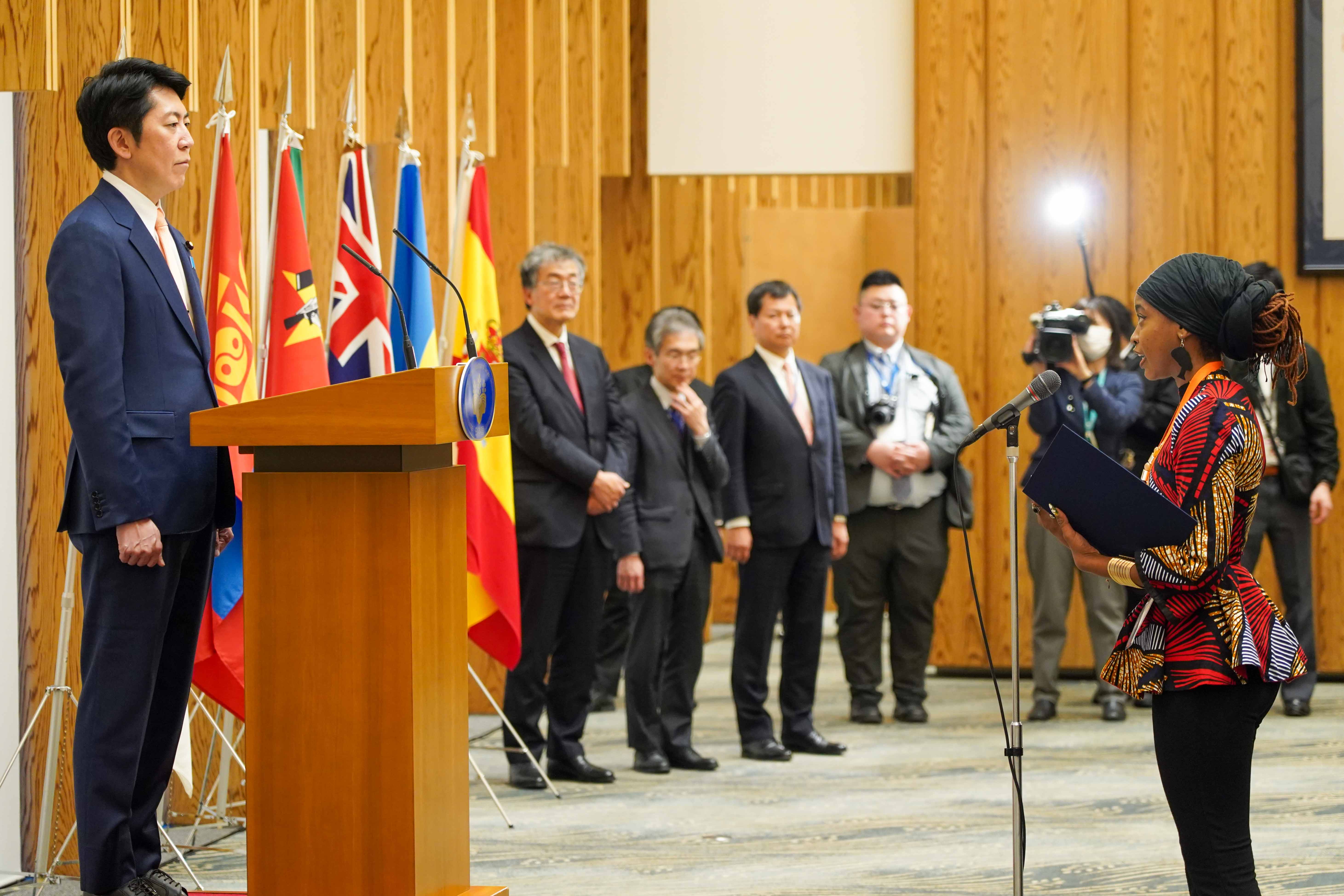 表敬を受ける佐藤内閣官房副長官３