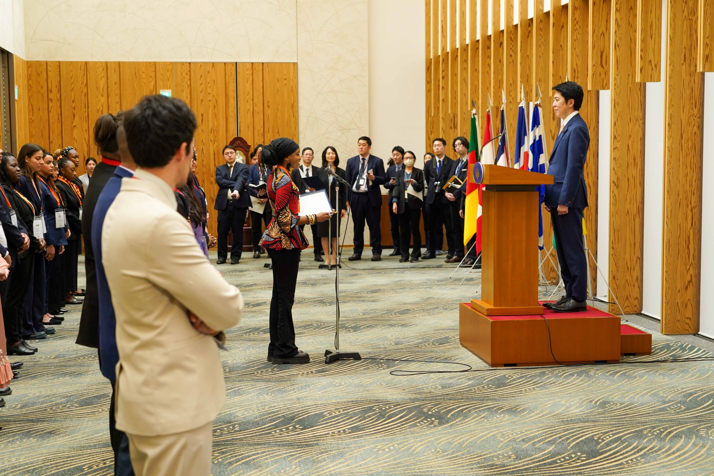 表敬を受ける佐藤内閣官房副長官４