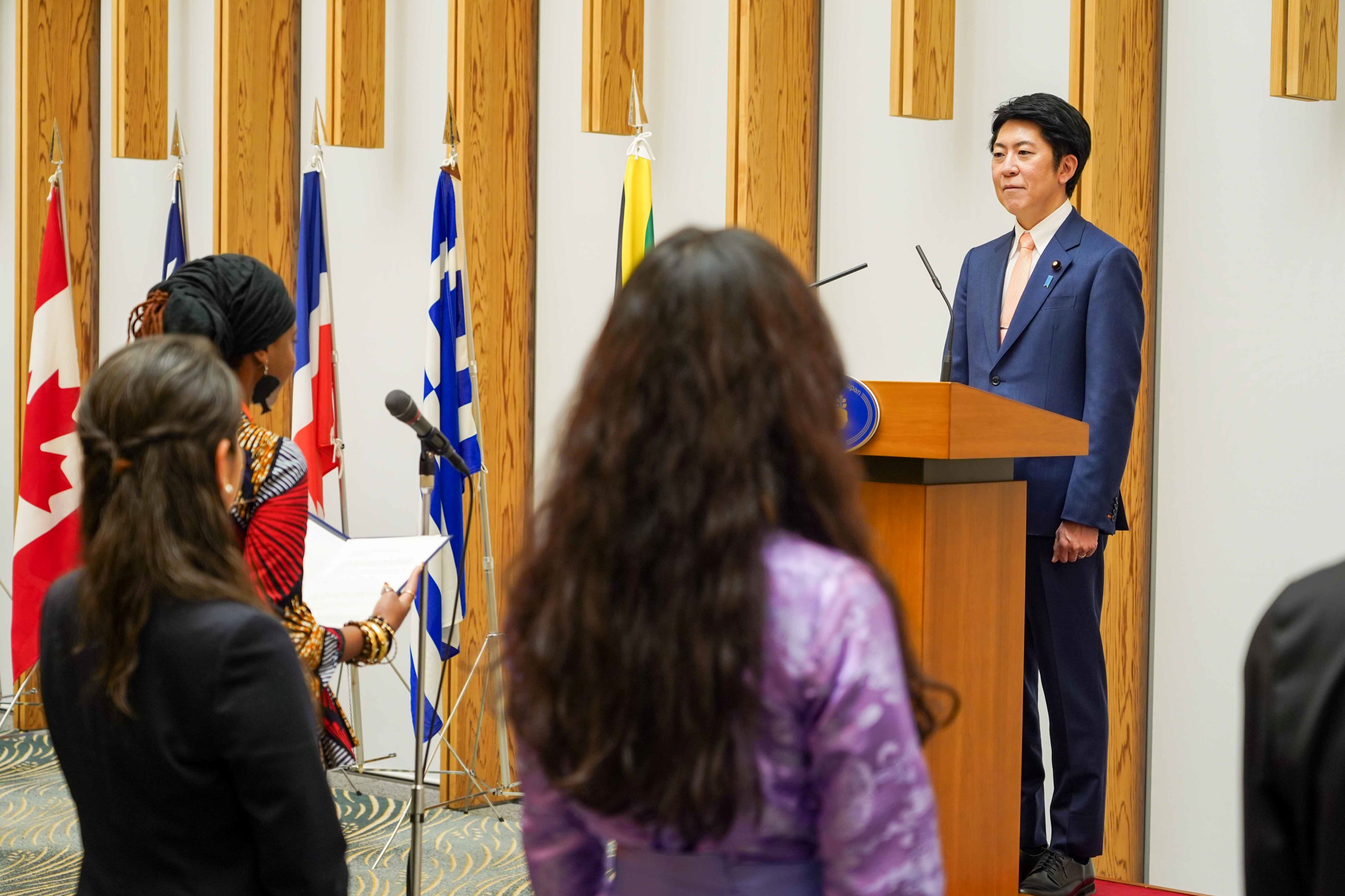 表敬を受ける佐藤内閣官房副長官５