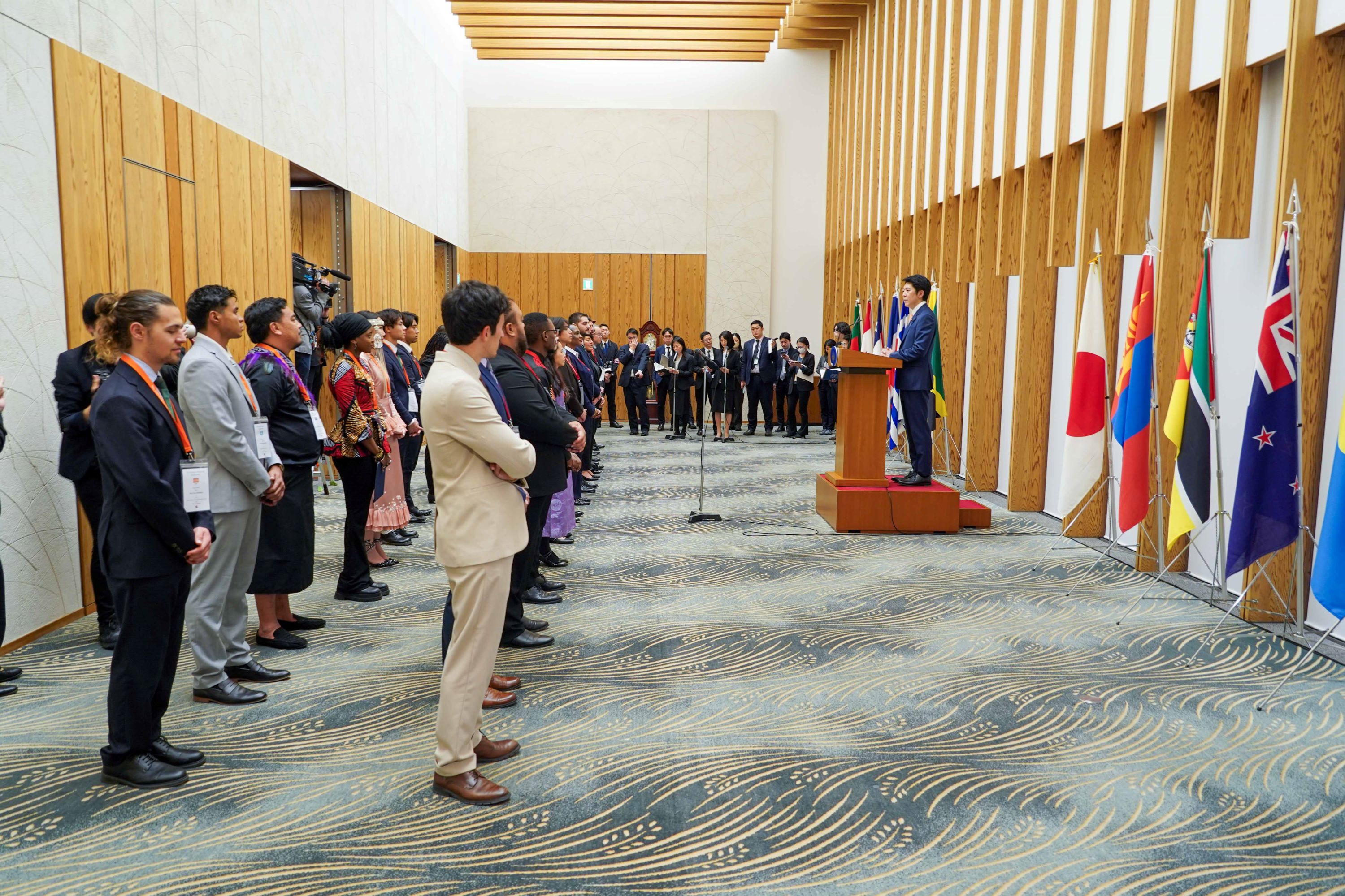 表敬を受ける佐藤内閣官房副長官６