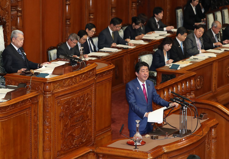 参議院本会議で答弁する安倍総理２