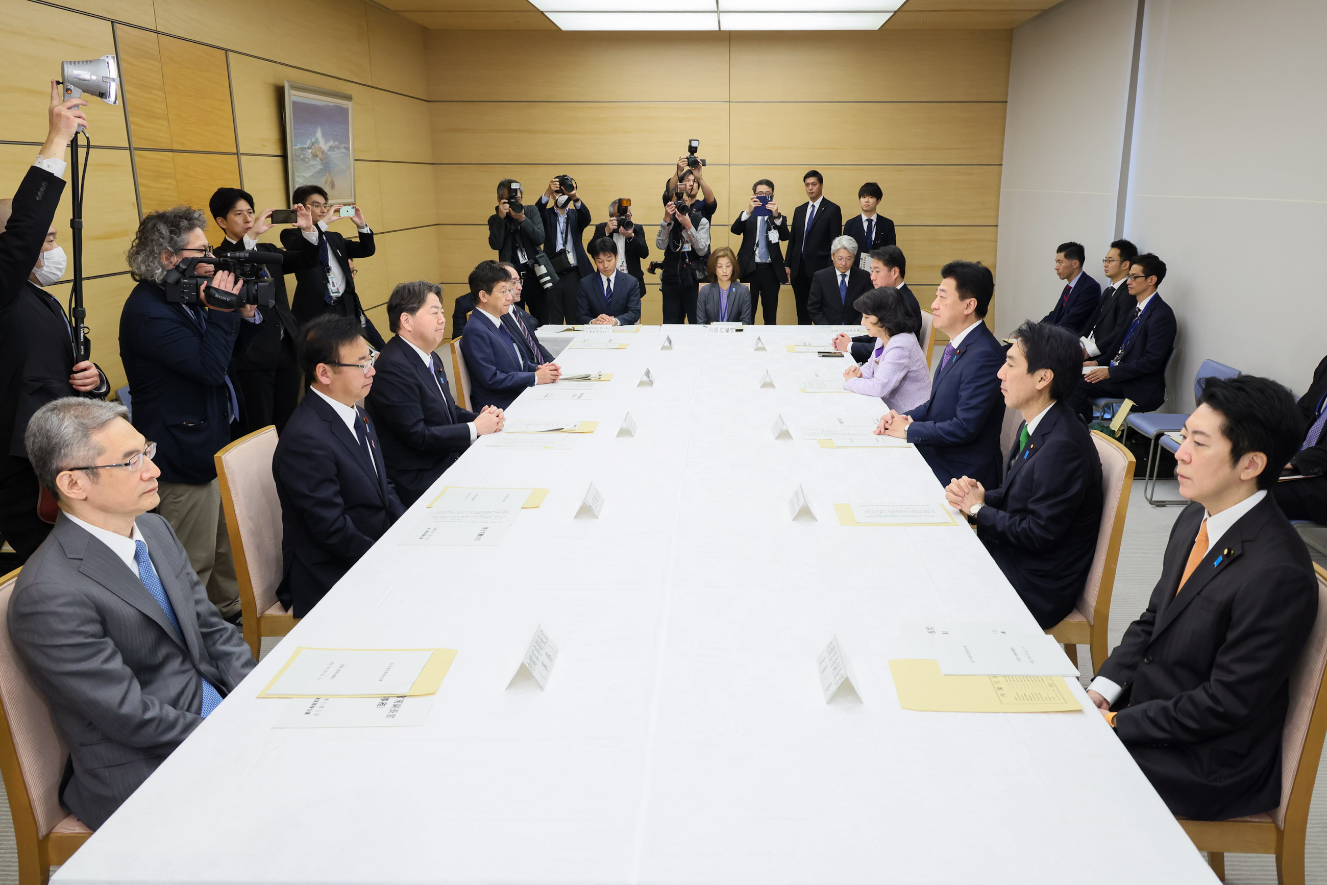 会議にのぞむ木原官房長官２