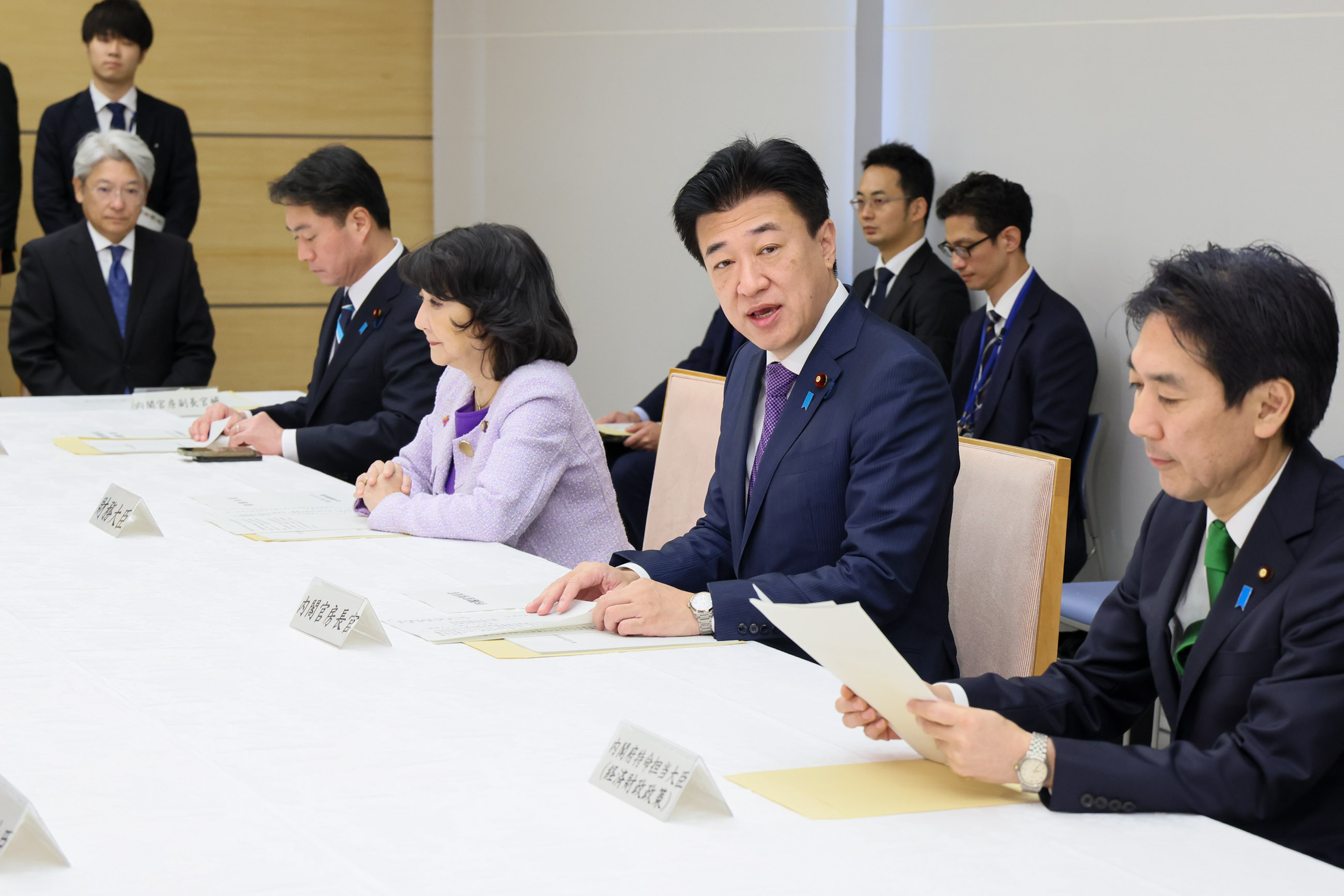 会議にのぞむ木原官房長官１