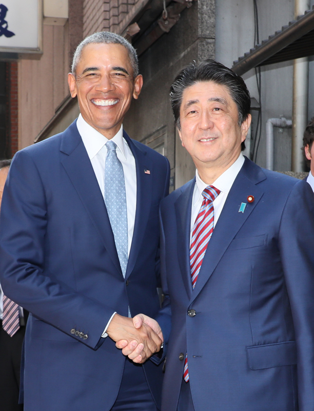 オバマ前米国大統領と握手する安倍総理１