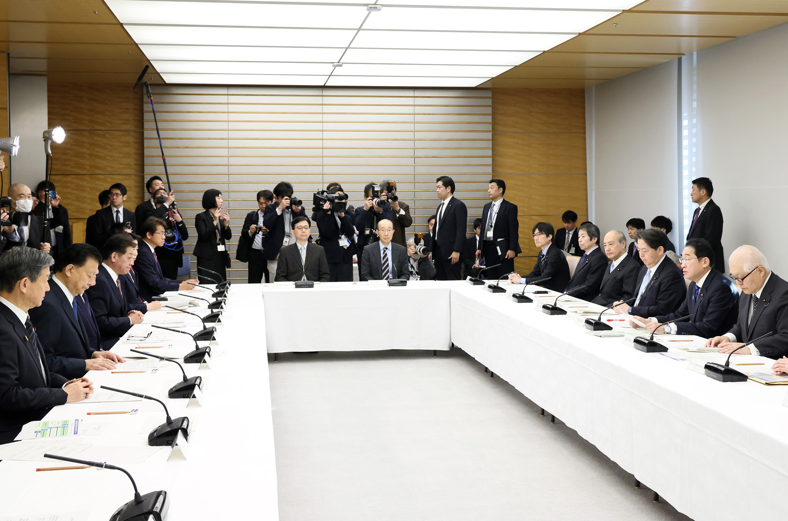 会議のまとめを行う岸田総理３