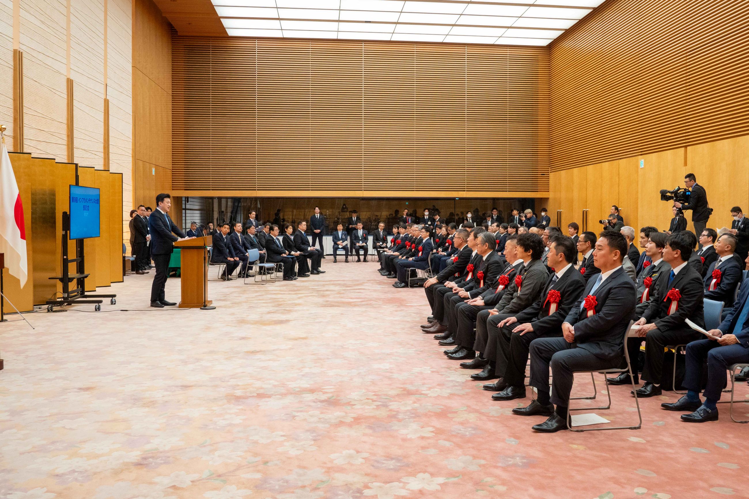 挨拶する木原官房長官４