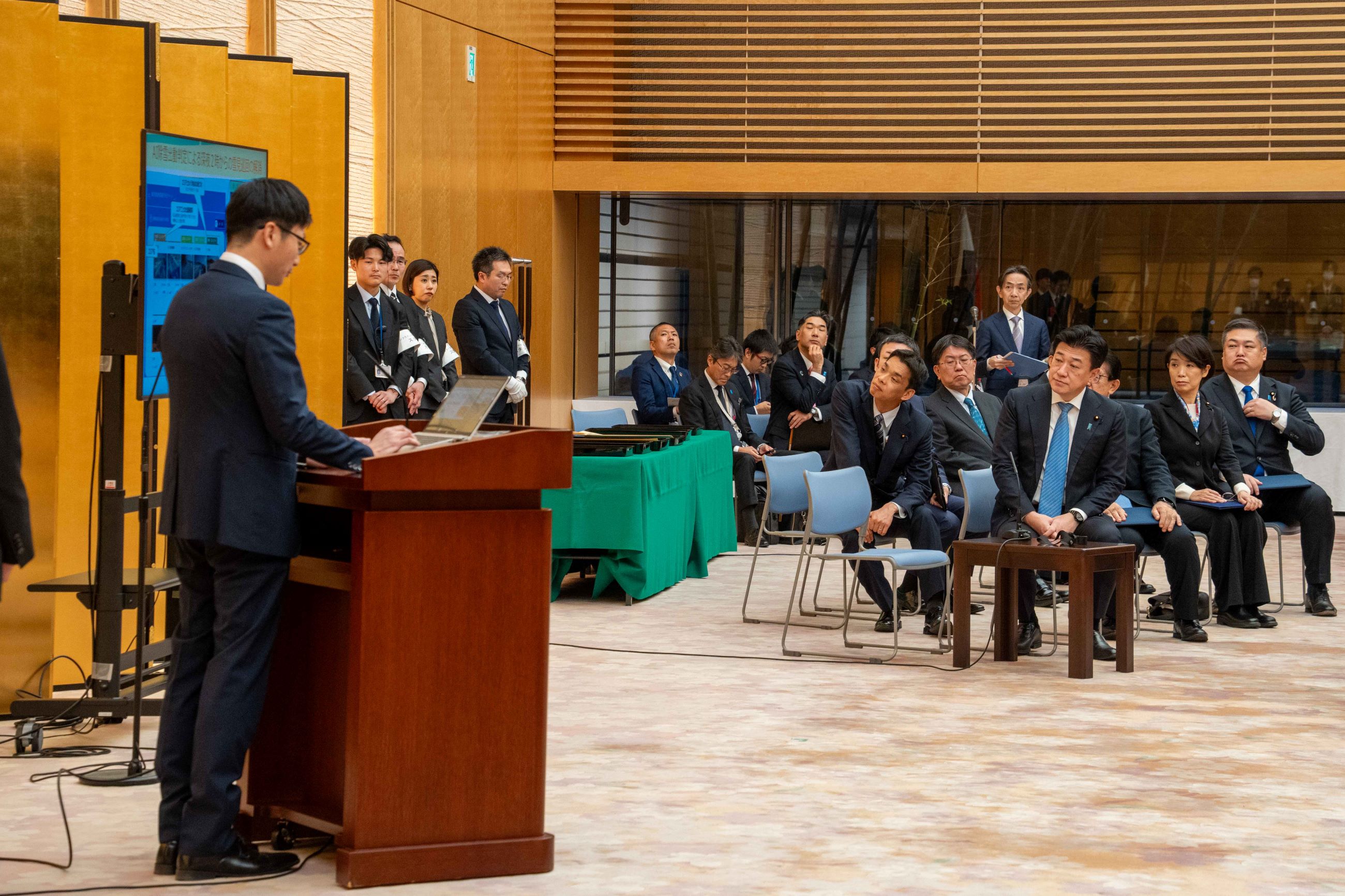 説明を聞く木原官房長官１