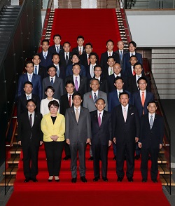 写真：第４次安倍内閣の大臣政務官全員による記念撮影