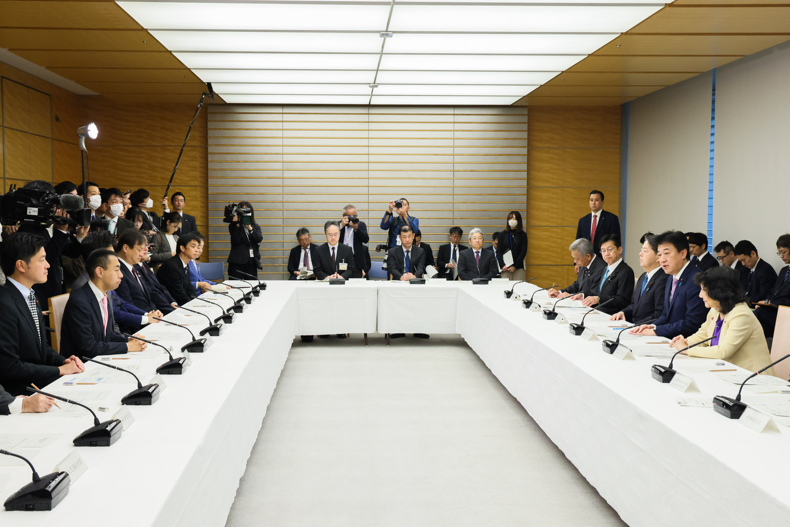 会議のまとめを行う木原官房長官２