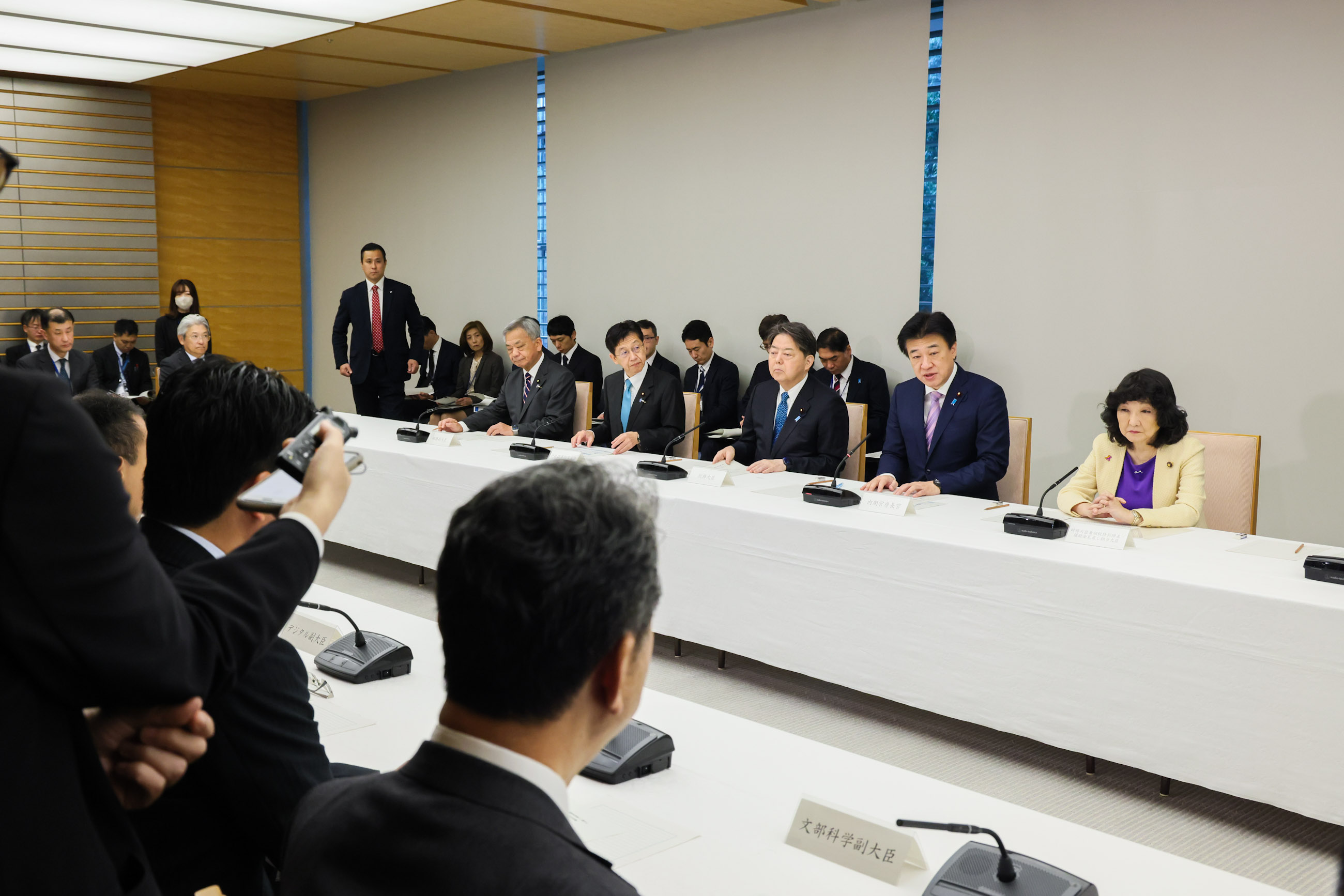 会議のまとめを行う木原官房長官３