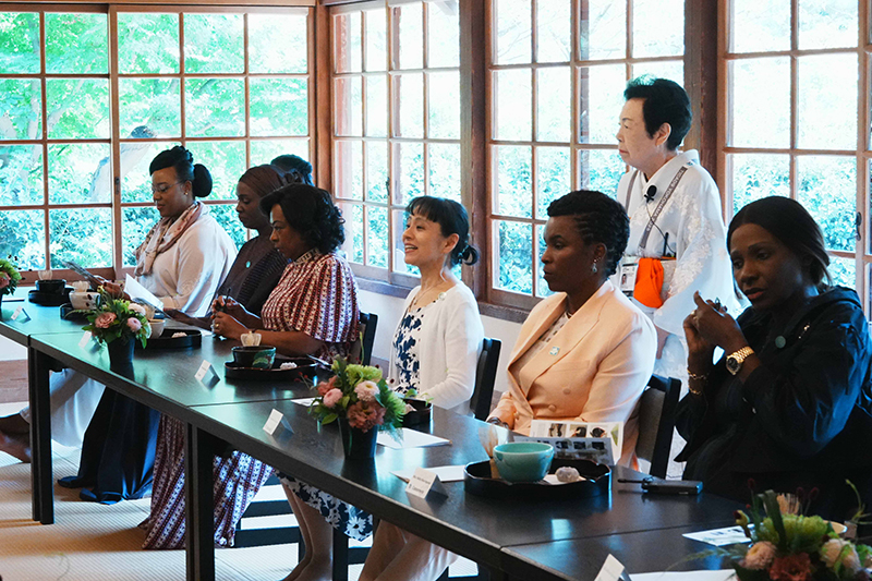 茶筅ぶりを体験する総理夫人２