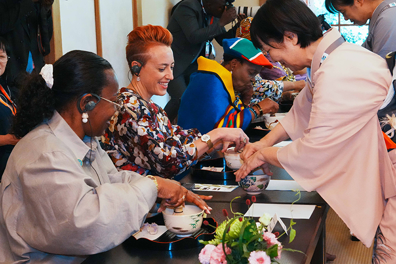 茶筅ぶりを体験する総理夫人３