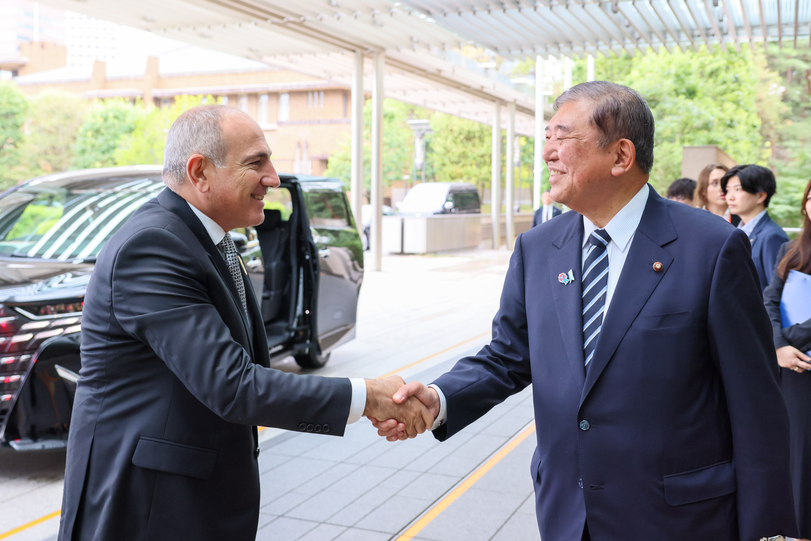 パシニャン首相を出迎える石破総理