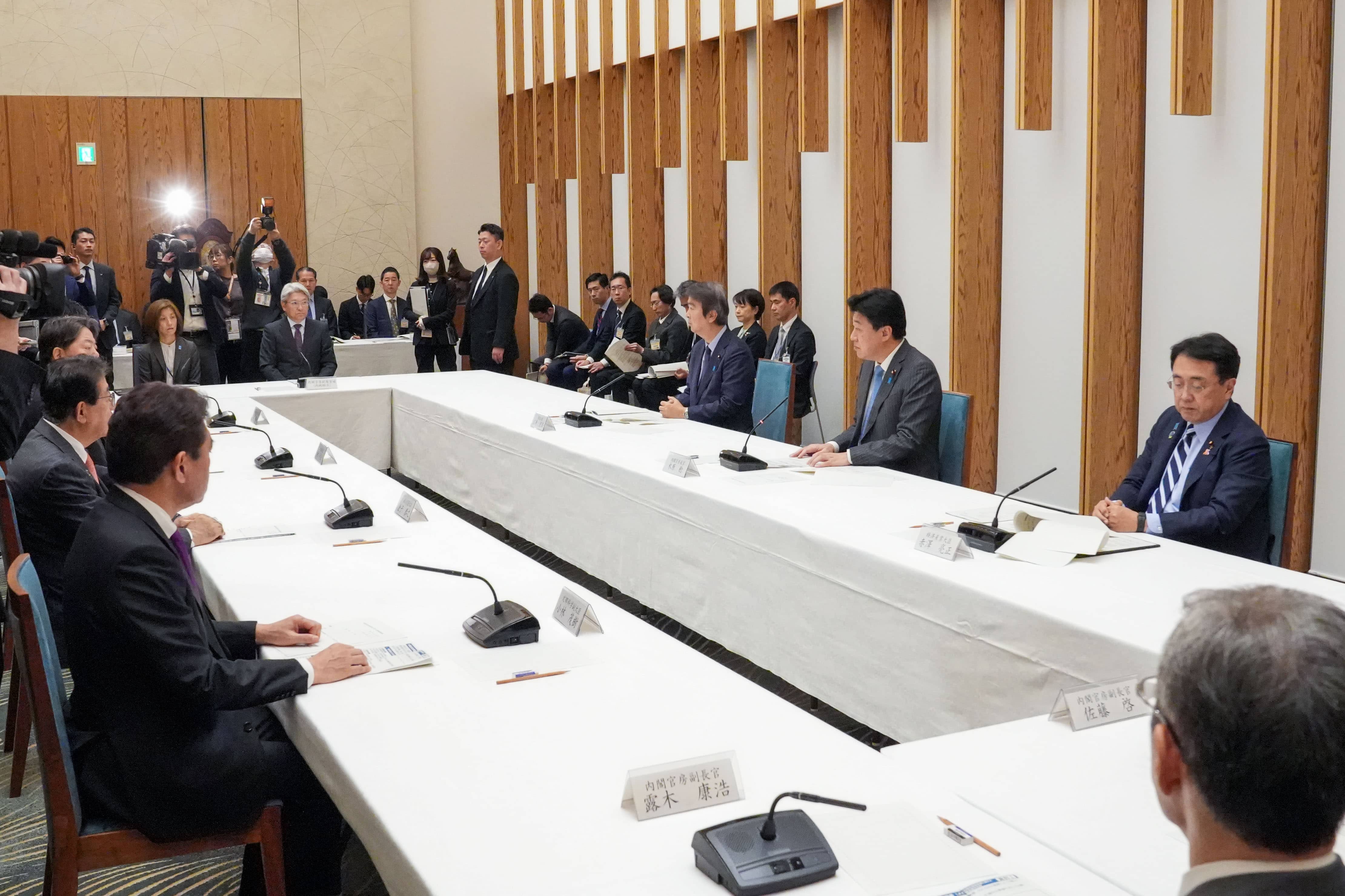 会議のまとめを行う木原官房長官４