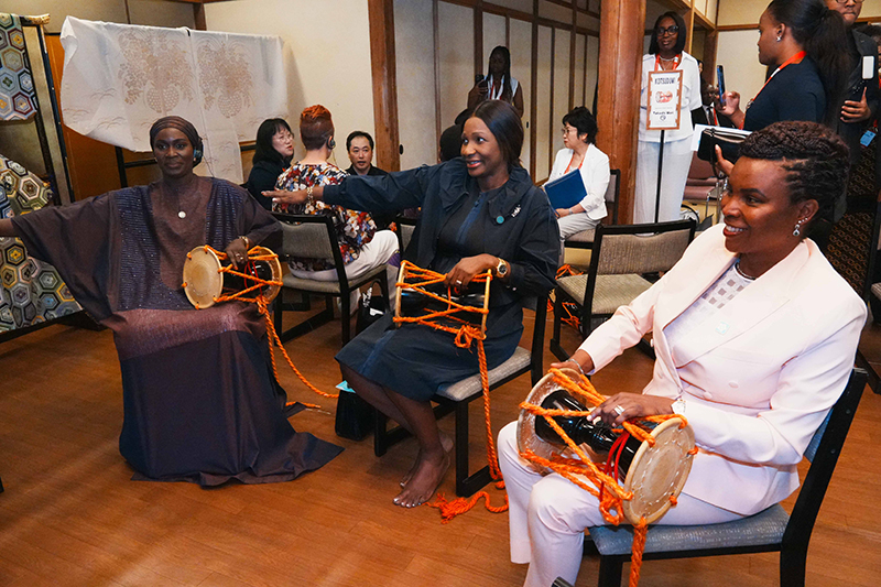 楽器を体験する総理夫人１