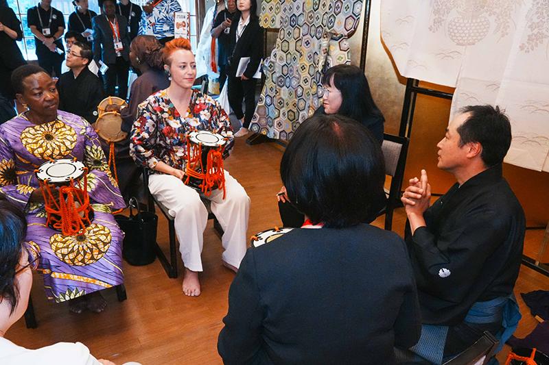 楽器を体験する総理夫人２