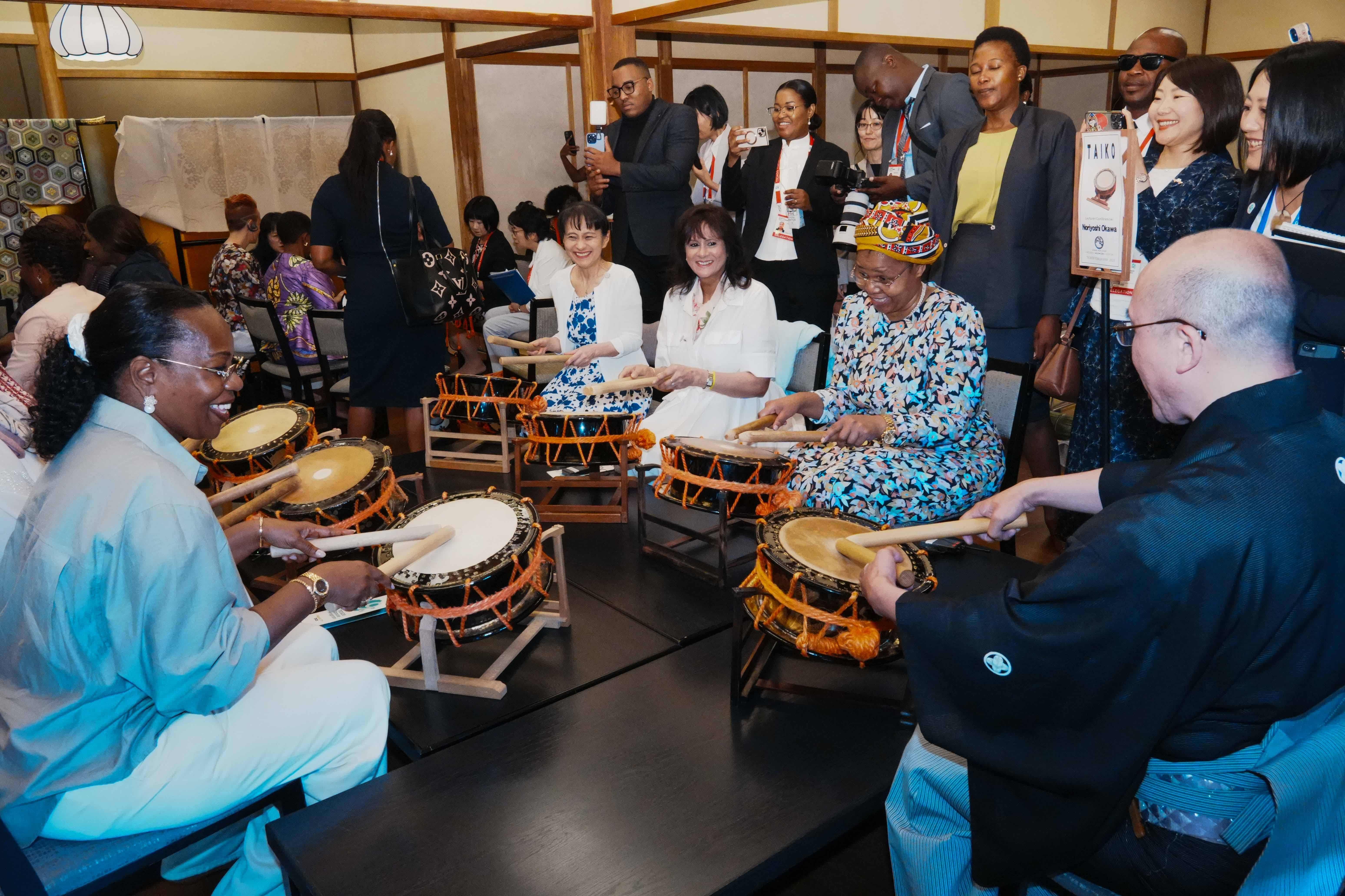 楽器を体験する総理夫人３