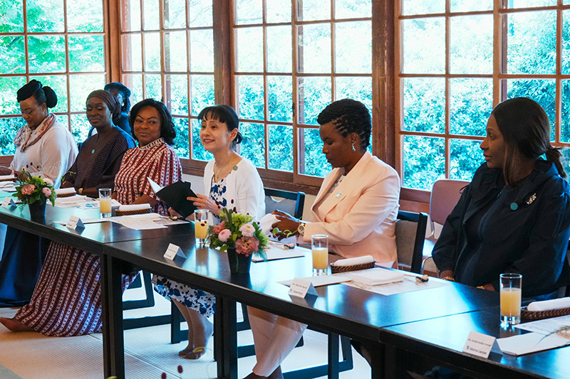 昼食会を開催する総理夫人２