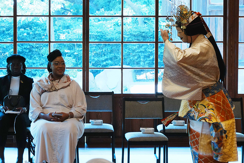 能を鑑賞する総理夫人１