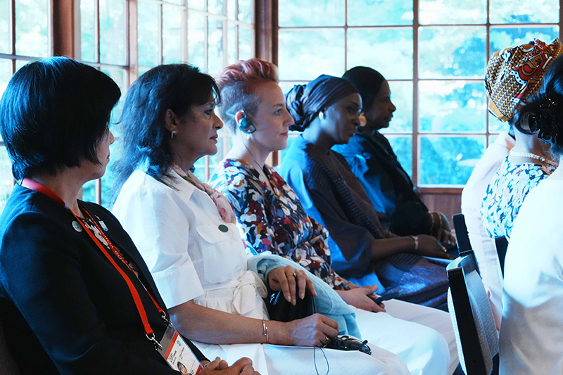 能を鑑賞する総理夫人２